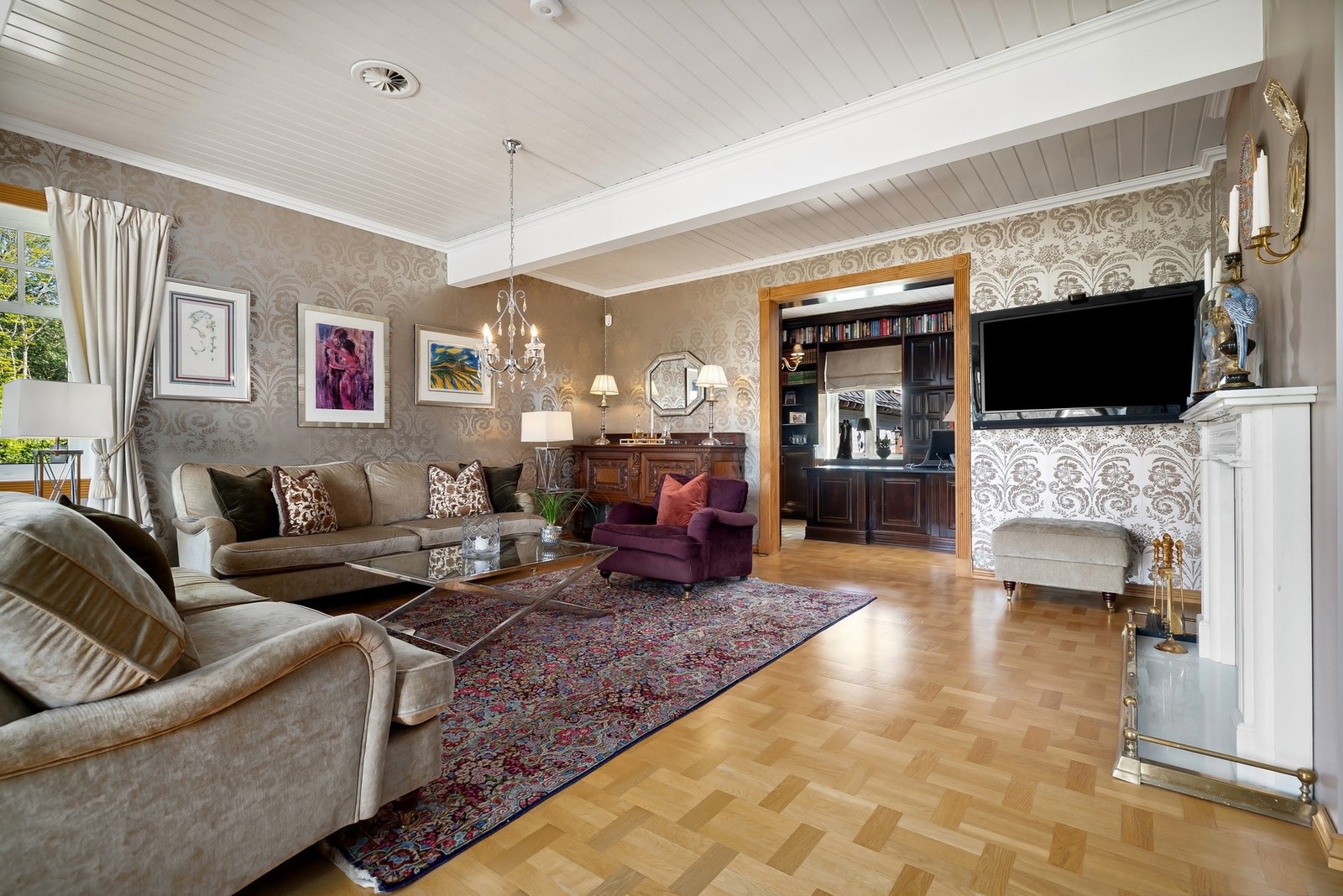 Elegant oppholdsrom med klassisk peis og rikelig med plass. Galleribilde