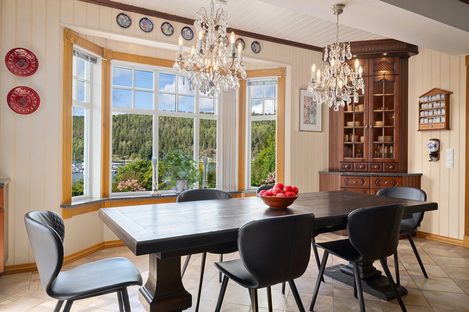 Klassisk spisestue med plass til hele familien. Galleribilde