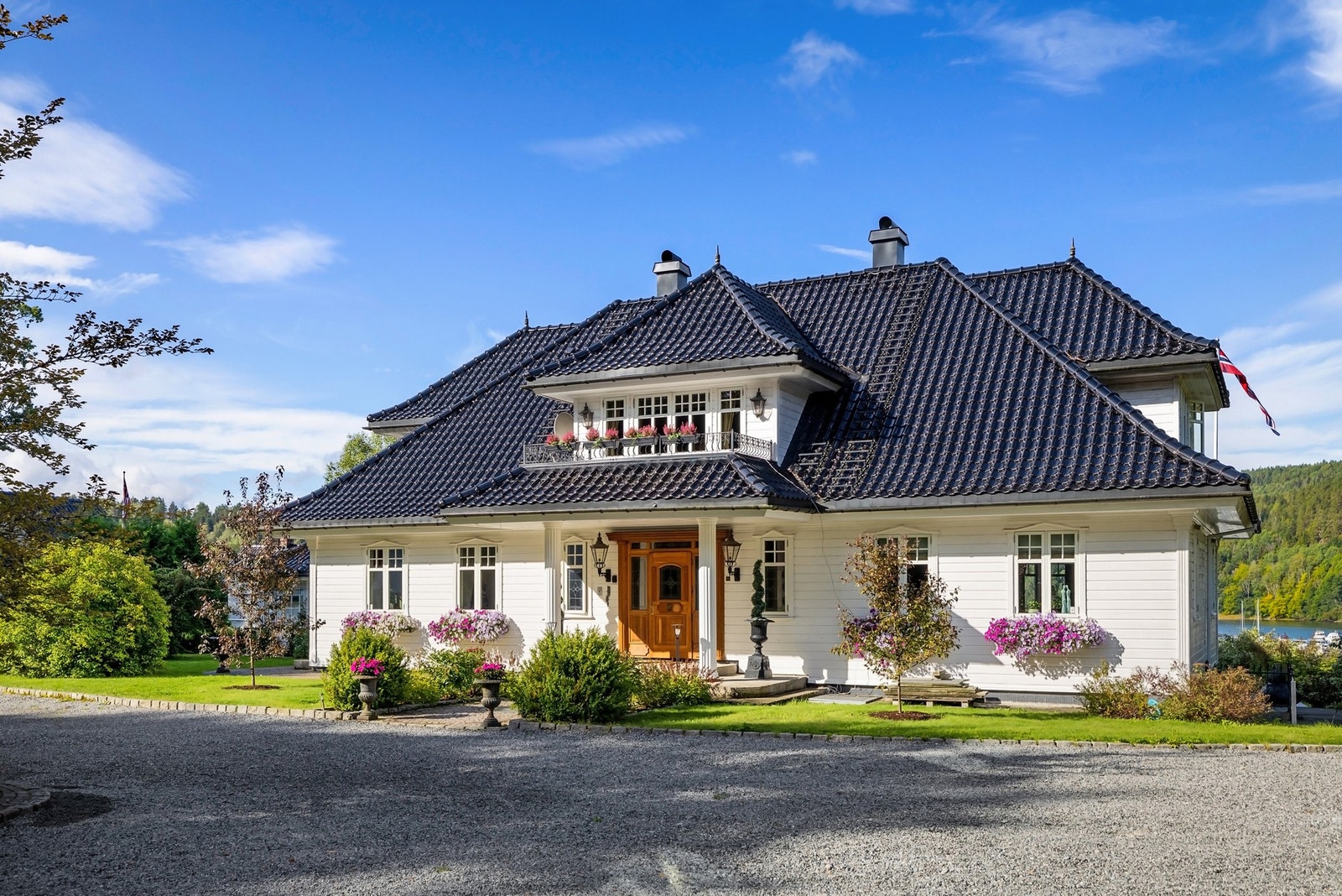 Eiendommen badet i sol - perfekt for late sommerdager. Galleribilde