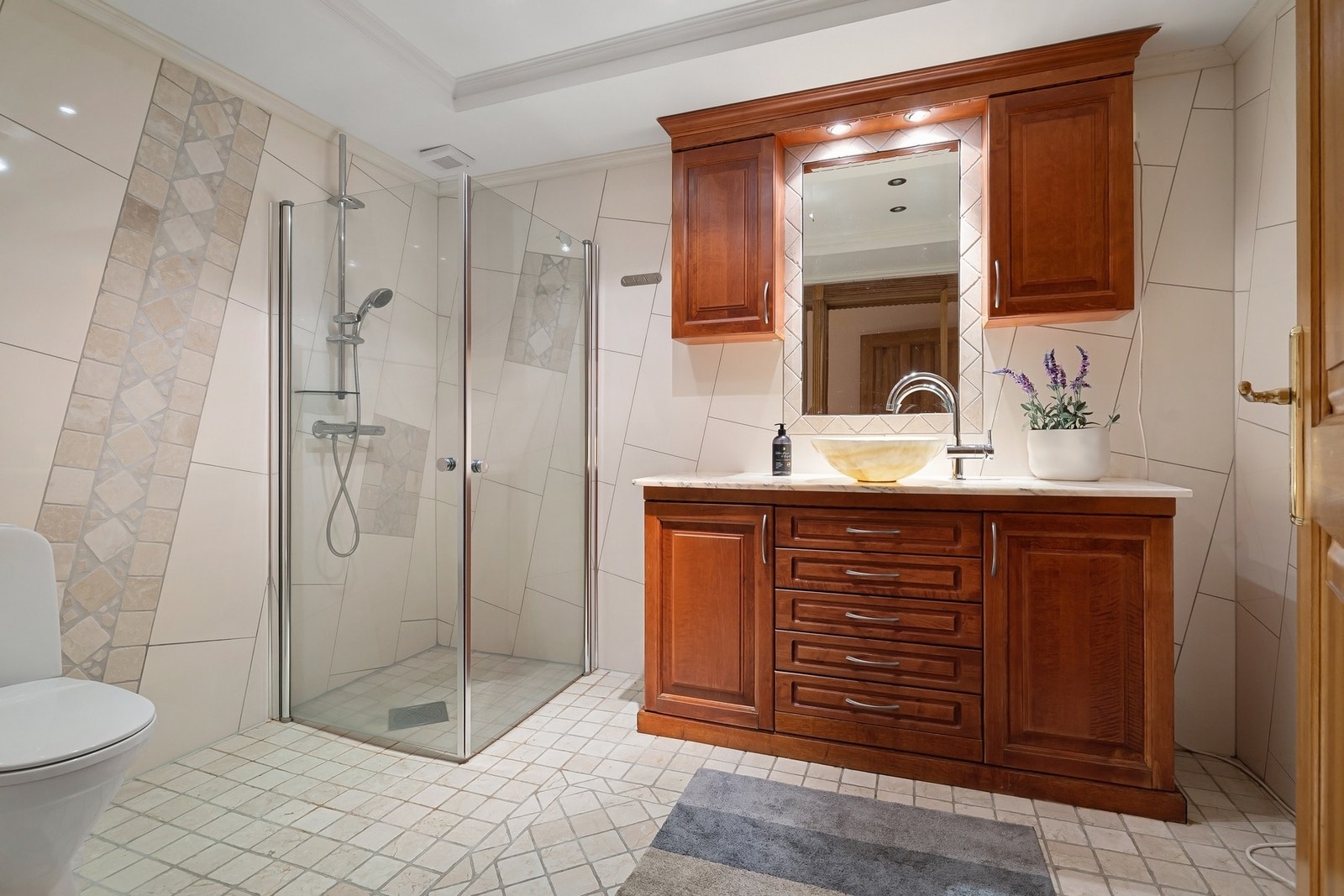 Bad 2: Lyst og elegant bad med ekstra dusj. Galleribilde