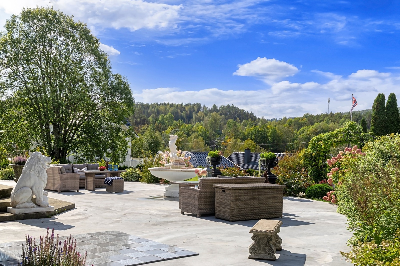 Her får du sol fra morgen til kveld på eiendommens store terrasse. Galleribilde