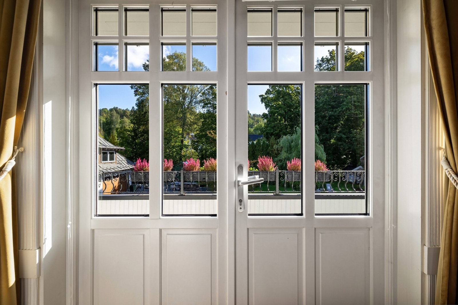 Soverom 1: Utsikten fra hovedsoverommet - perfekt for varme sommerdager. Galleribilde