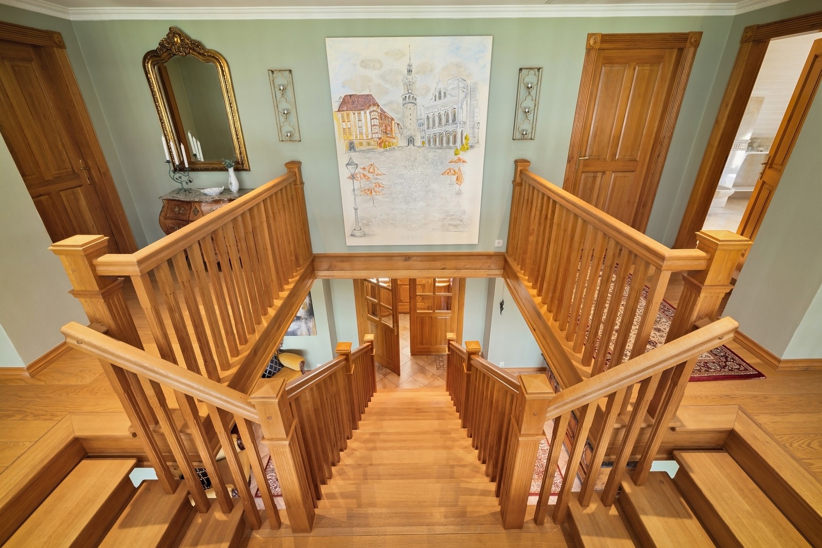 Klassisk trapp i tre som binder etasjene sammen. Galleribilde