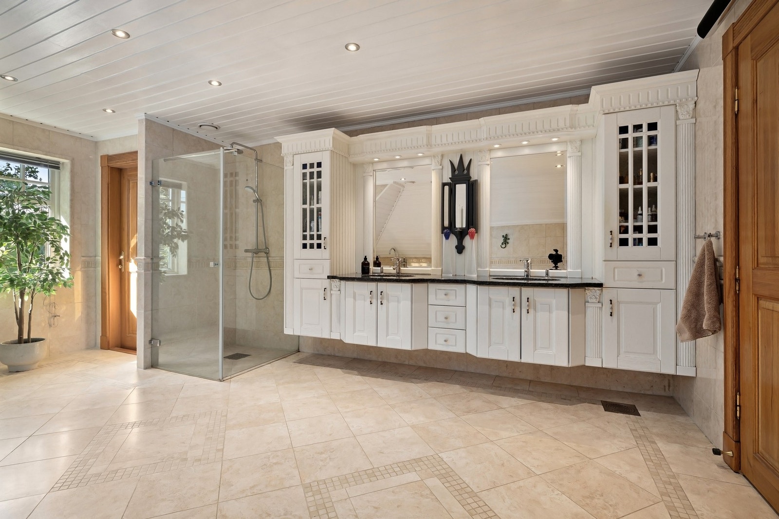 Bad 1: Stort baderom med dobbel servant, dusj og rikelig oppbevaringsplass. Galleribilde