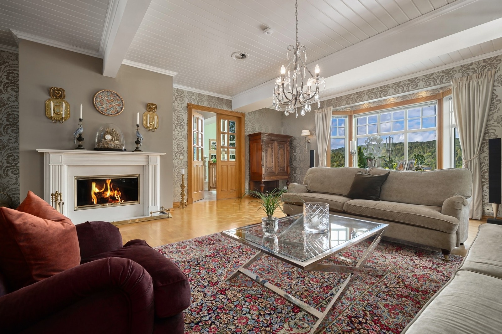 Stue med vakker peis og plass for sosiale sammenkomster. Galleribilde