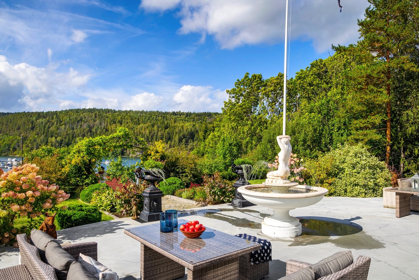 Flott uteplass med fontene og vakker utsikt. Galleribilde