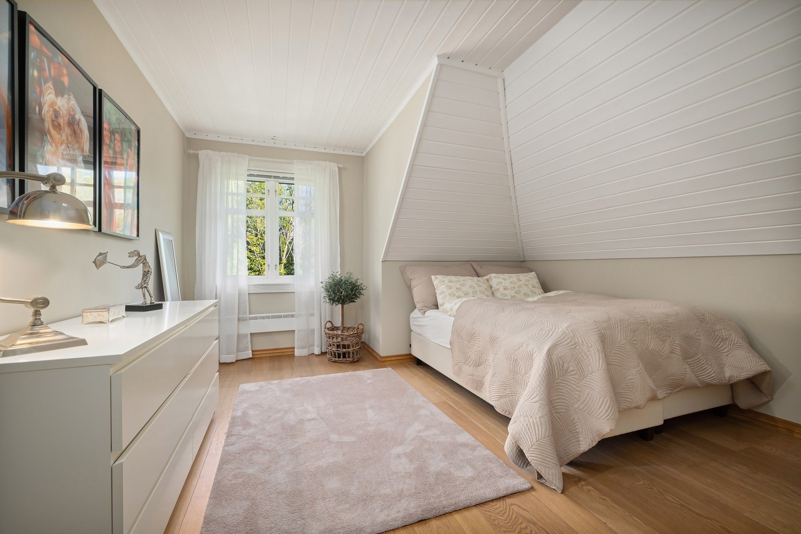 Soverom 3: Delikat soverom med gode lysforhold. Galleribilde