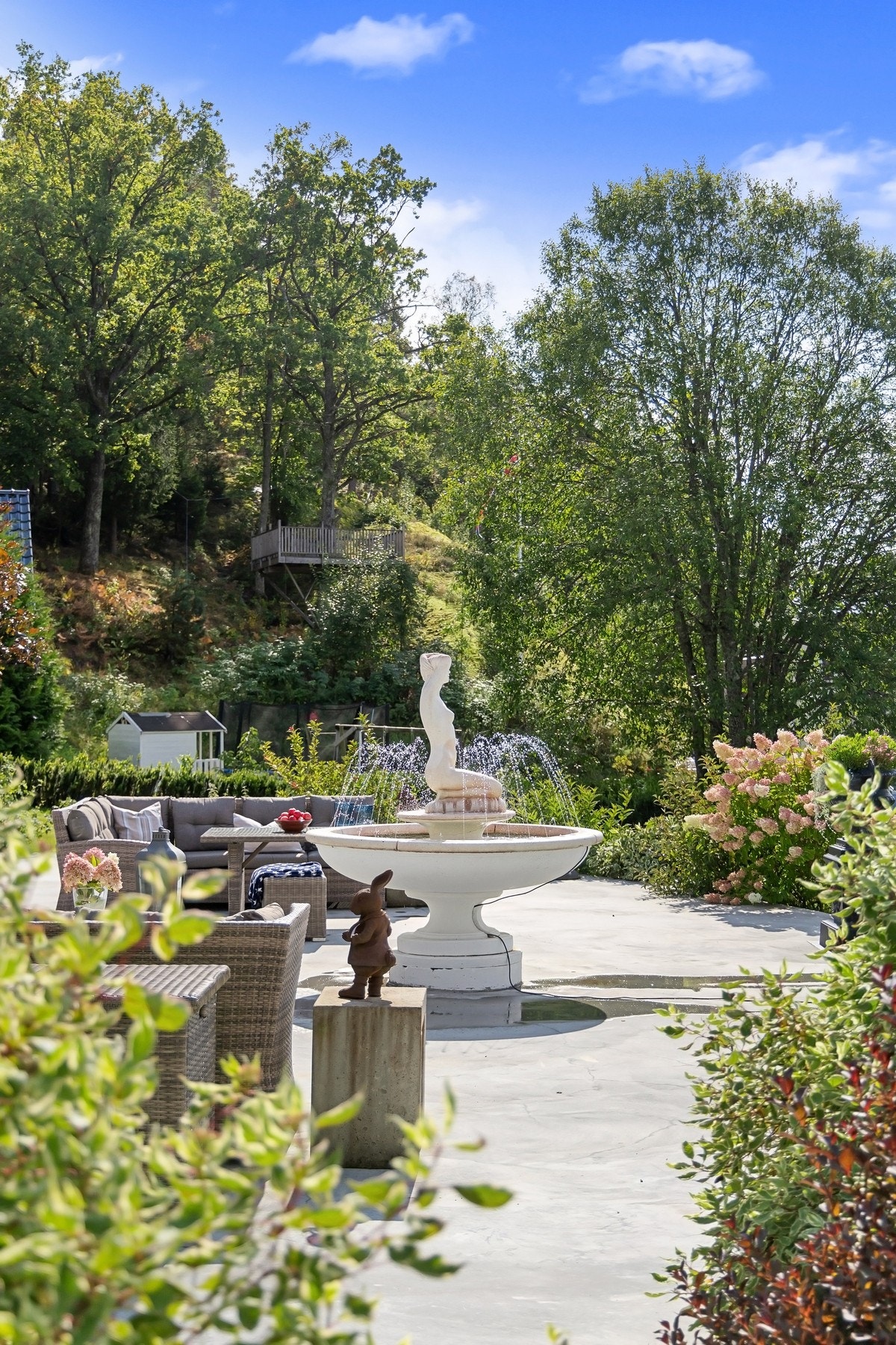 Fontenen utenfor setter et ekstra preg på eiendommen. Galleribilde