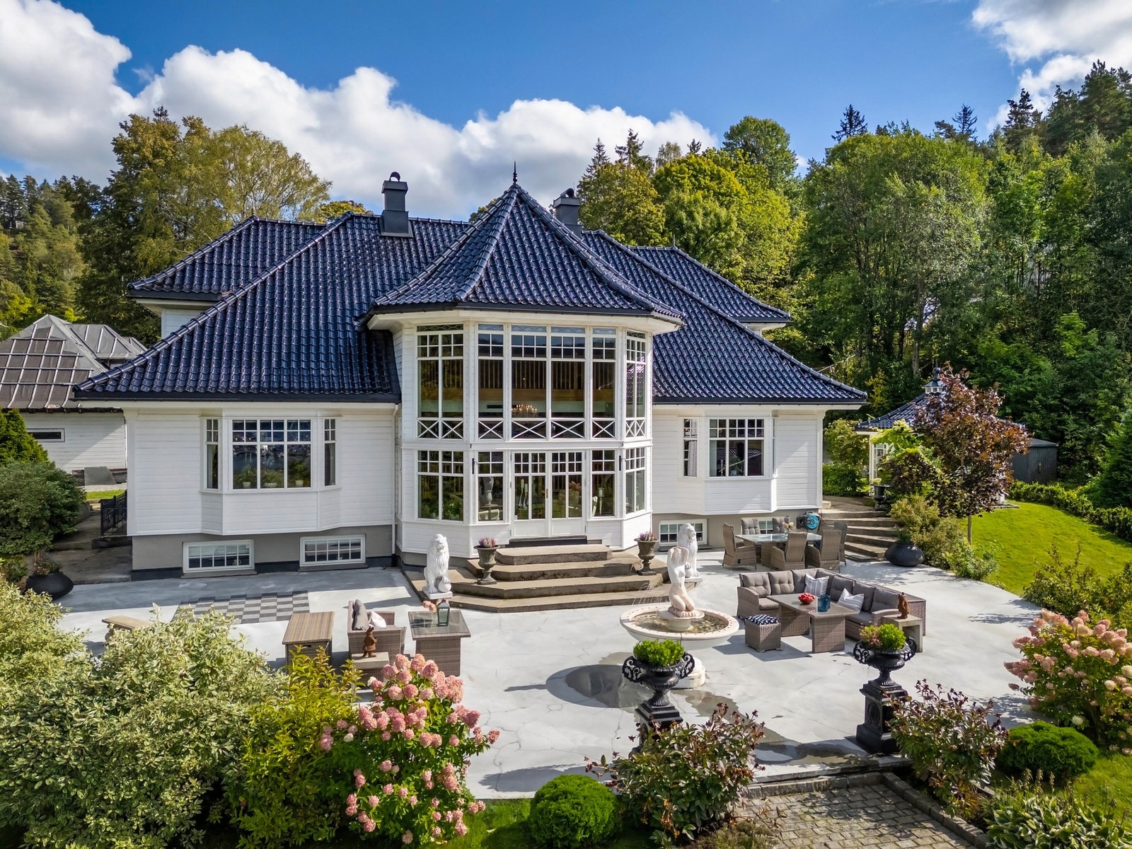 Eiendommen omkranset av vakre blomsterbed og velholdt hage. Galleribilde