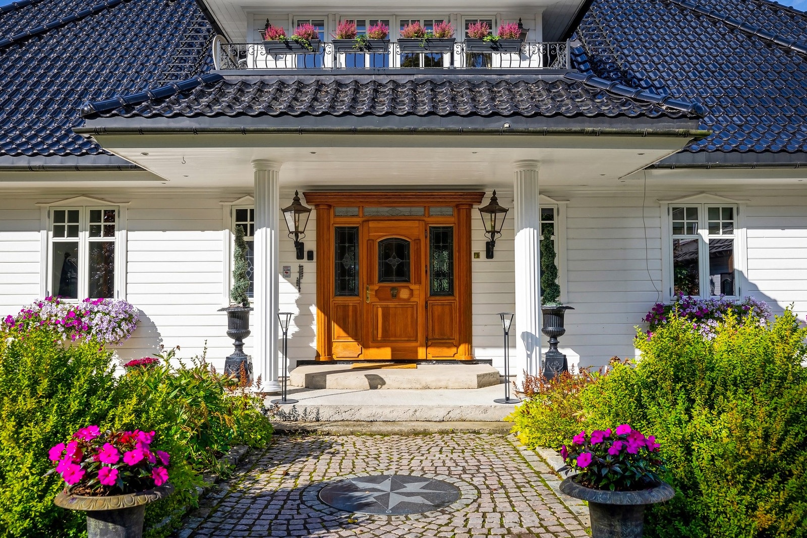 Inngangsparti med doble dører og klassiske søyler. Galleribilde