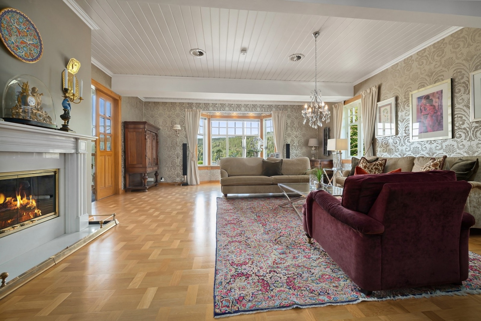 Romslig stue med varme fargetoner og flott lysinnslipp. Galleribilde