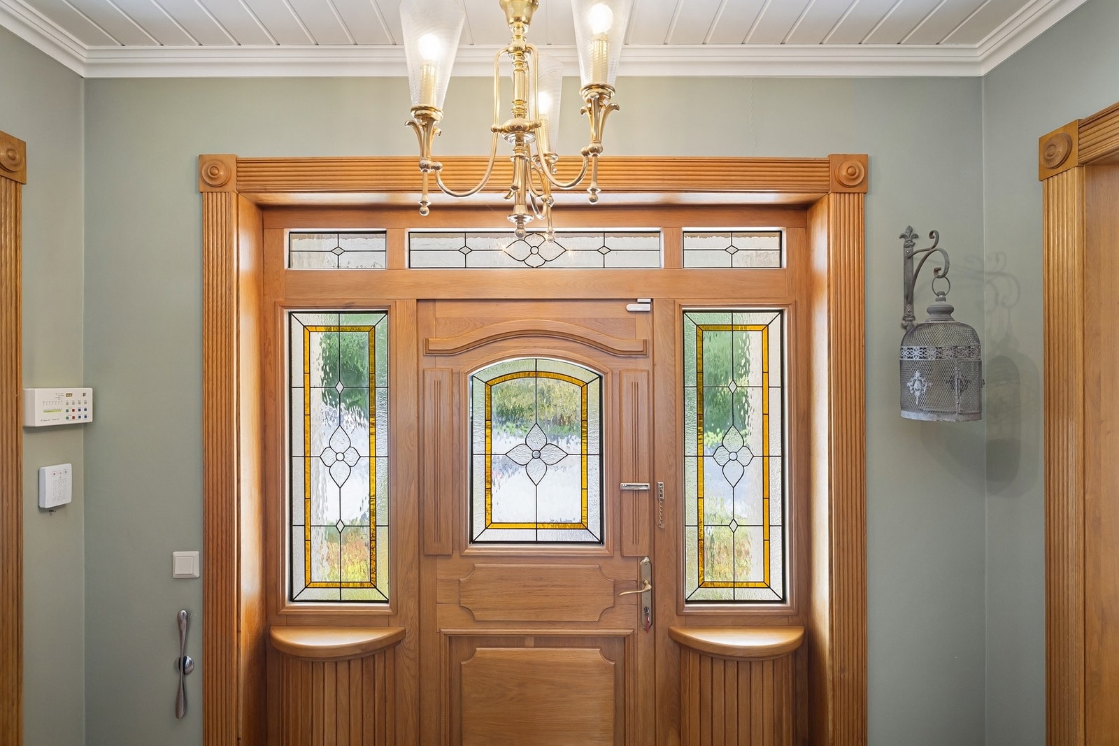 Vakker inngangsdør og lyse overflater. Galleribilde