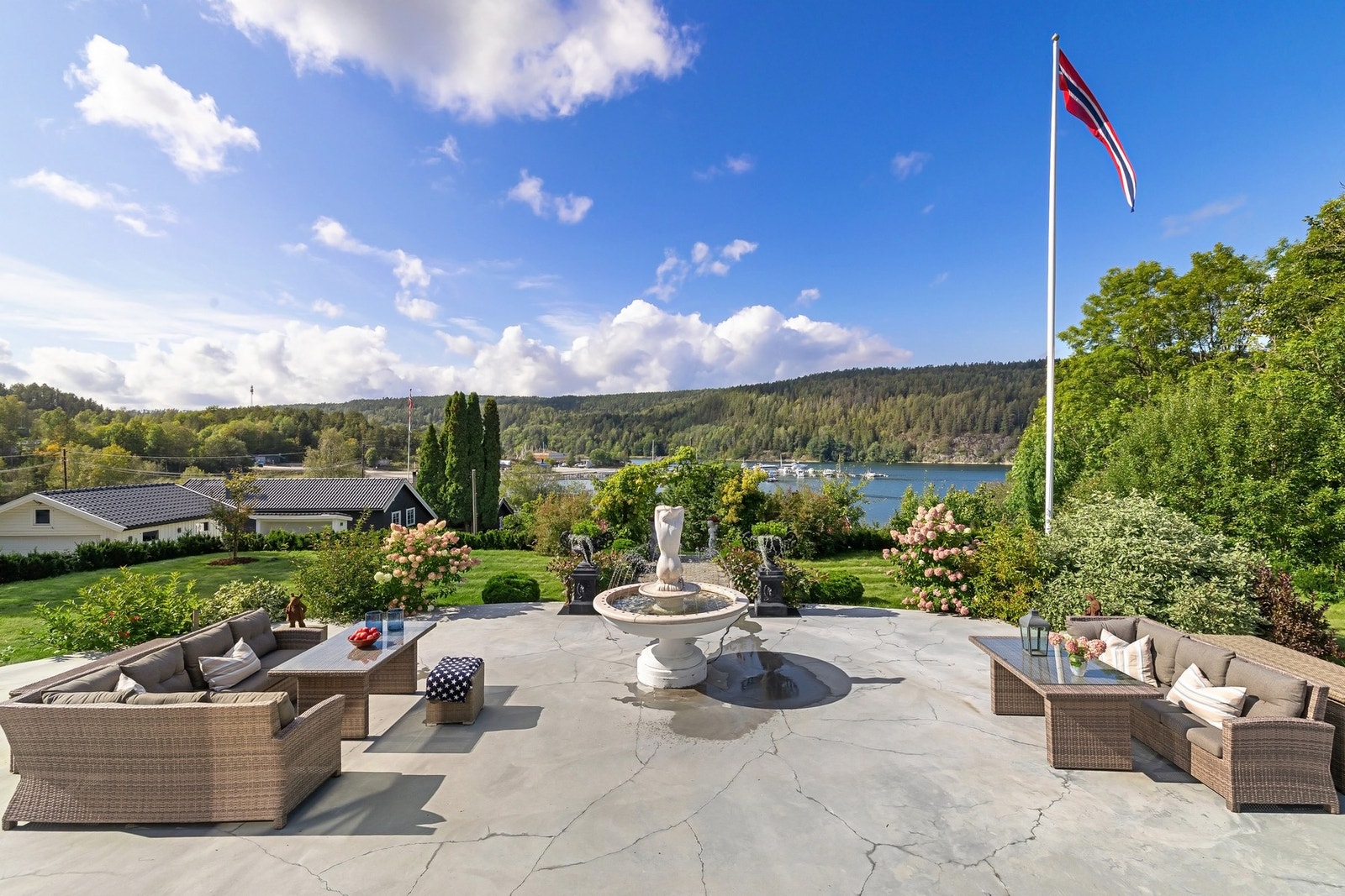 Terrasse med lune soner og god plass til utemøbler. Galleribilde
