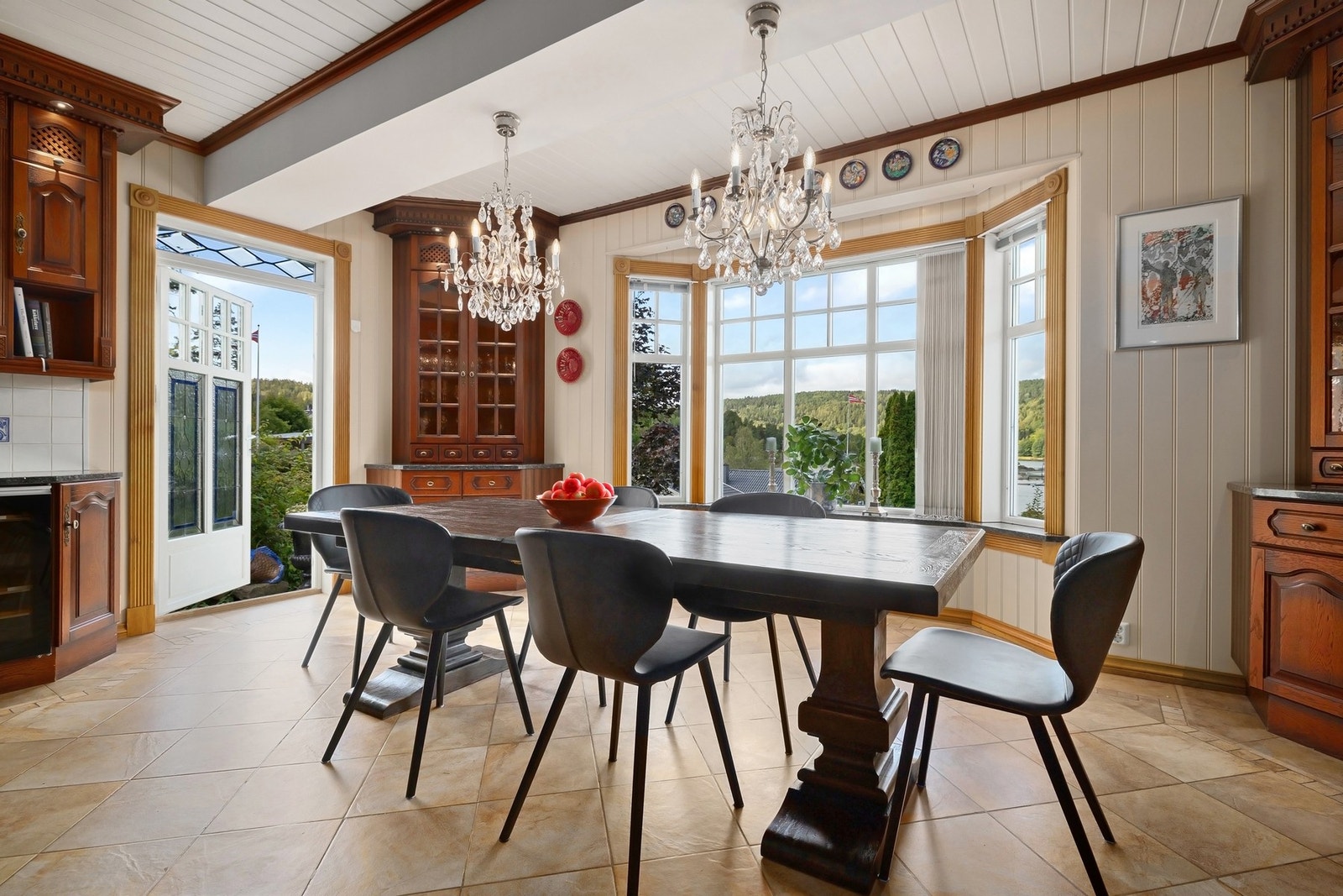 Spiseplass med utgang til hagen. Galleribilde