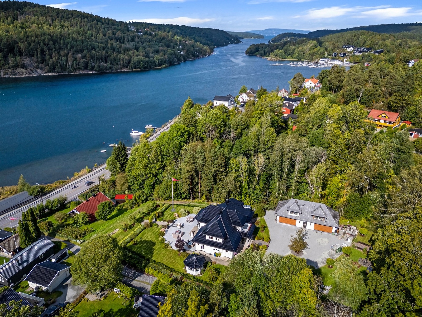 Eiendommen er plassert med kort avstand til Oslofjorden. Galleribilde