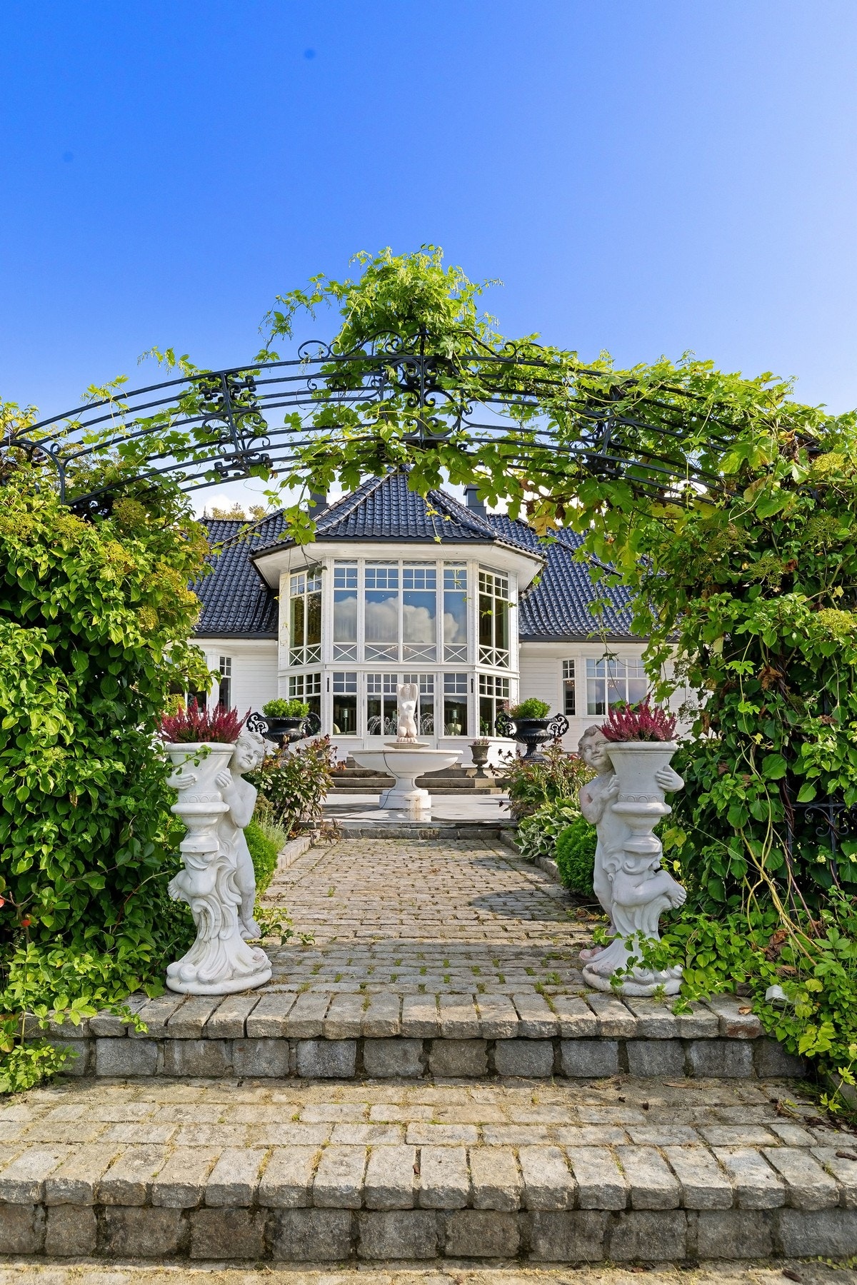 Herskapelig inngang foran eiendommen. Galleribilde