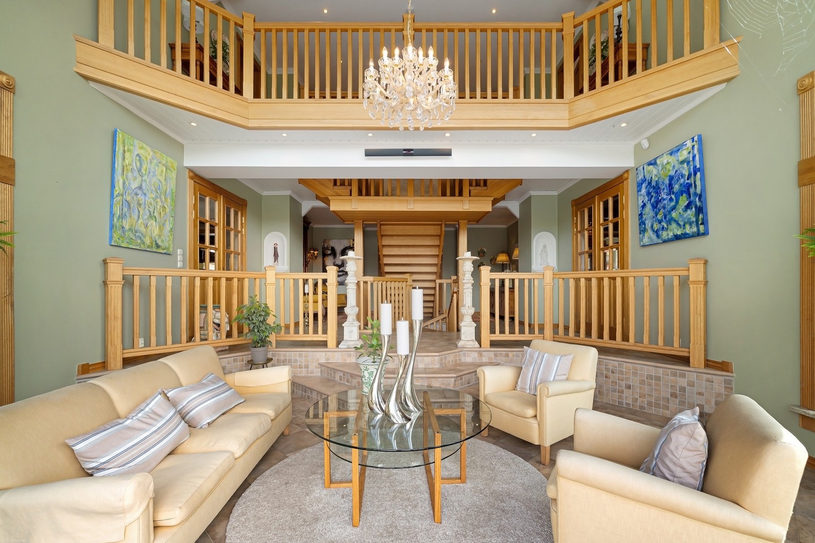 Luftig stue med god takhøyde, store vinduer og elegant lysekrone. Galleribilde