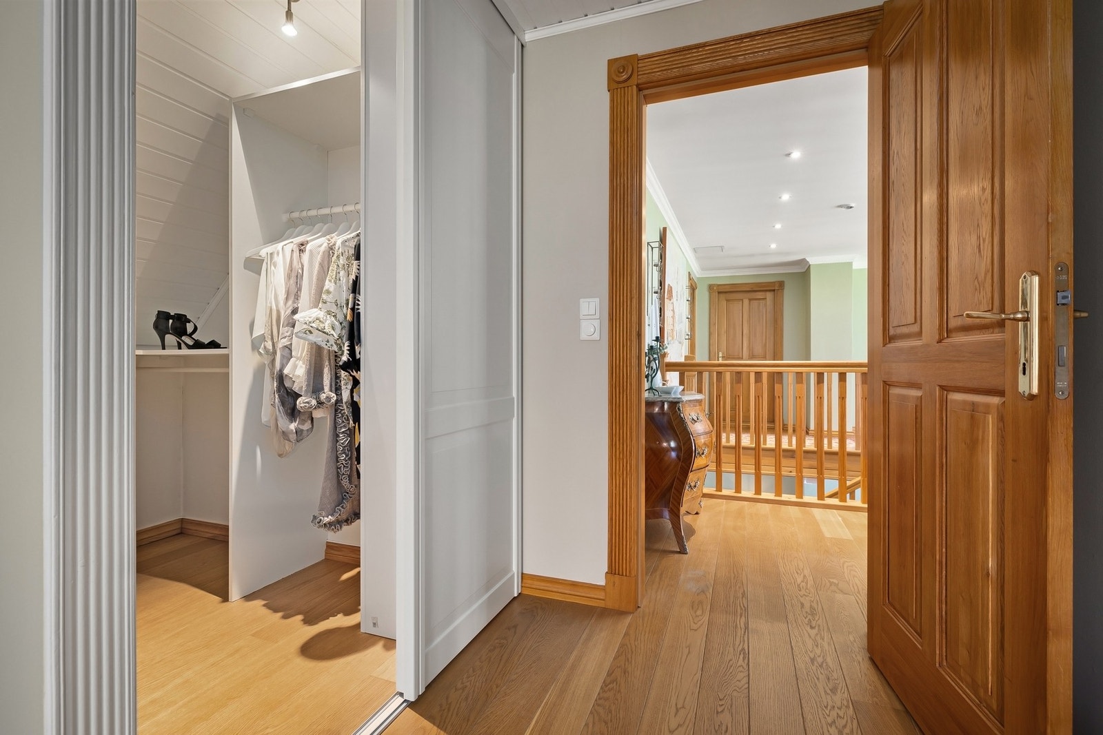 Garderobeløsning med tilknytning til soverom og bad. Galleribilde