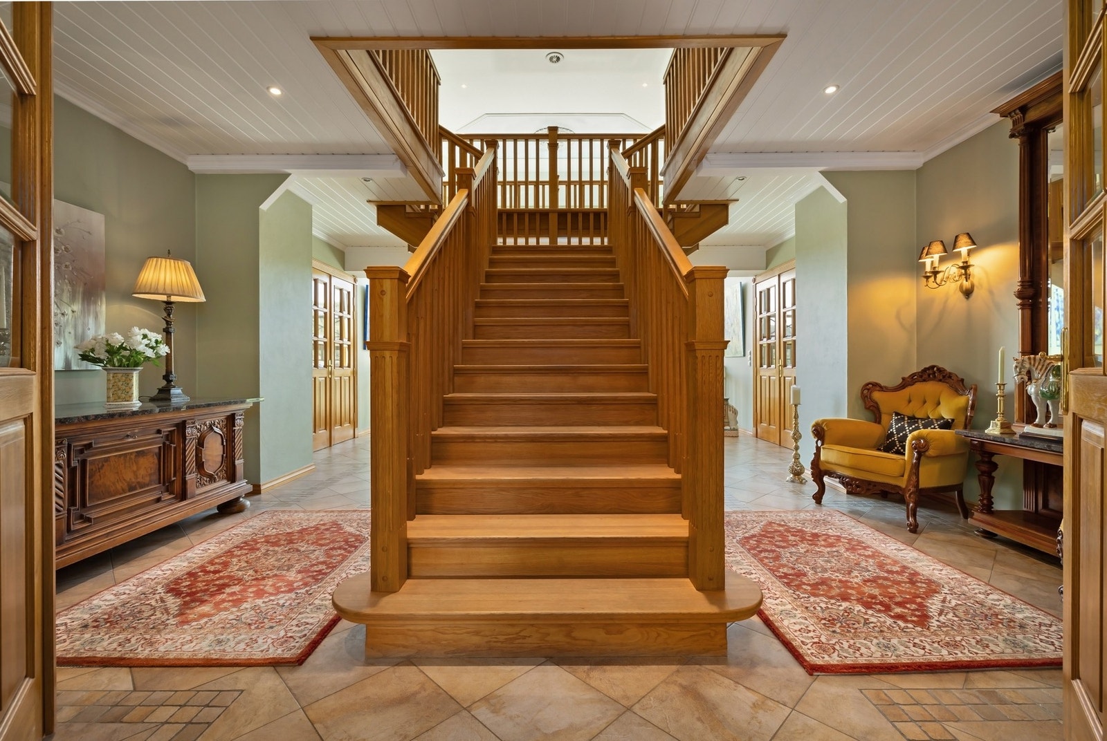 Stor og åpen entre med herskapelig trapp som setter stemningen. Galleribilde