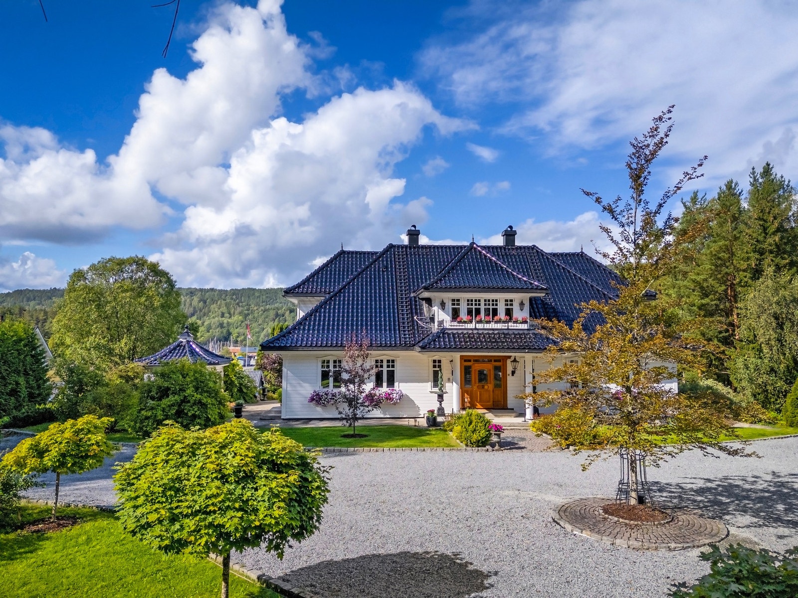 Fine grønt arealer utenfor eiendommen. Galleribilde