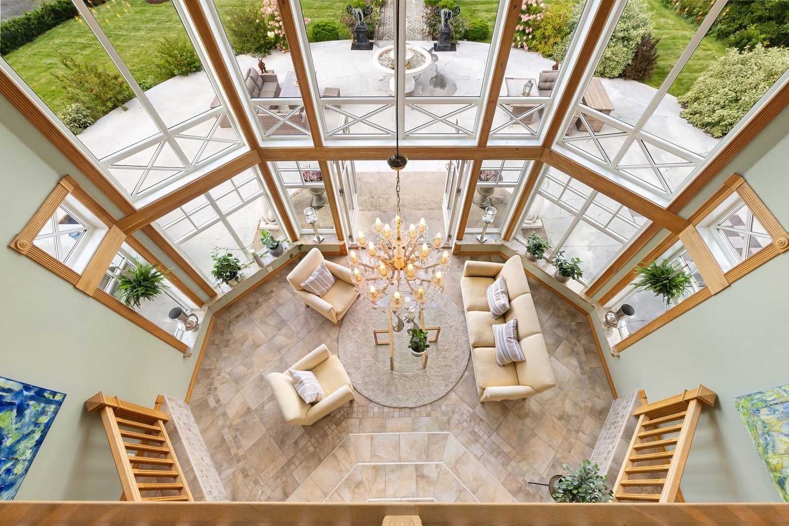 Åpen stueløsning med gode soner for både hverdag og selskap. Galleribilde