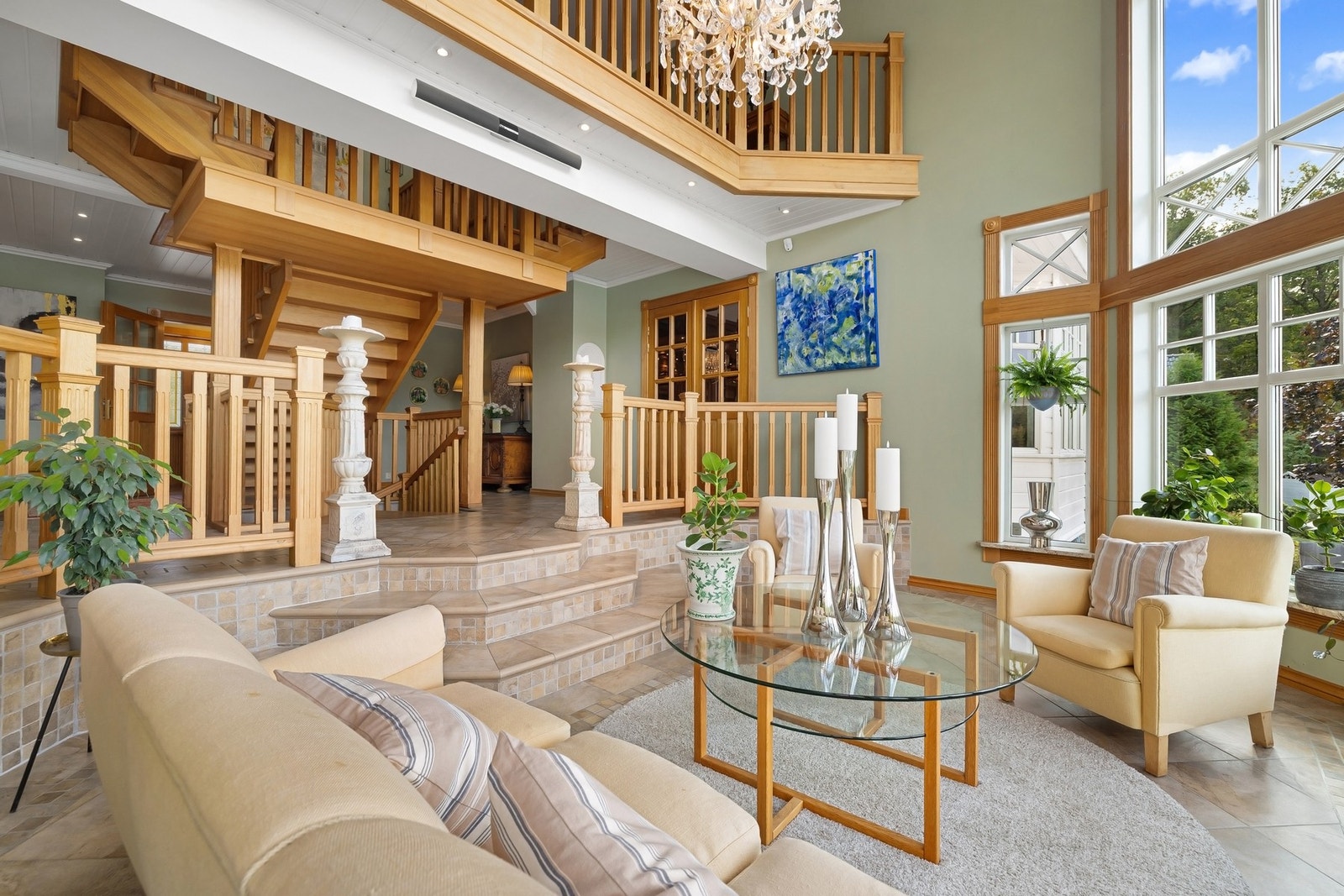 Høyt under taket og store vindusflater gir stuen en luftig følelse. Galleribilde