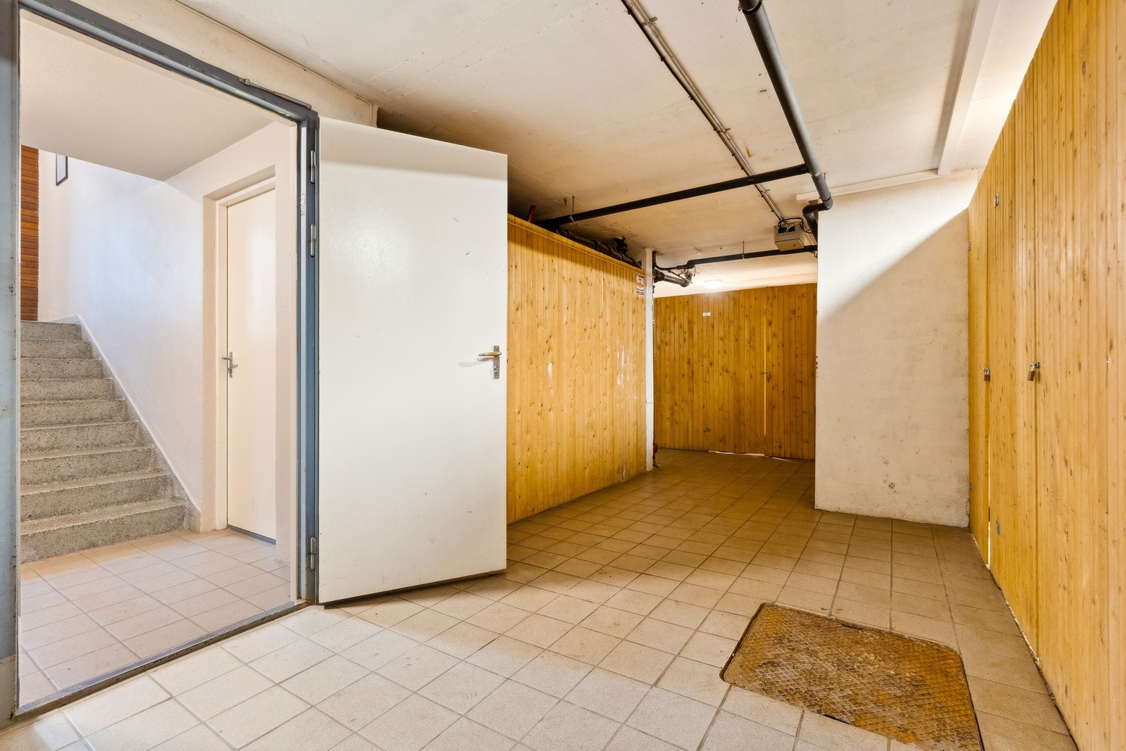 Kjeller med boder Galleribilde