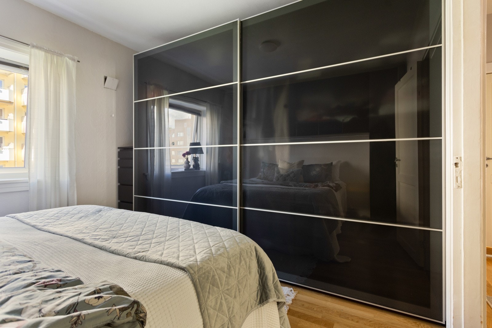Et stort garderobeskap er smart plassert rundt sengen, samt en stor skyvedørsgarderobe langs hele den ene veggen som gir svært god plass til oppbevaring - både praktisk og plassbesparende. Galleribilde