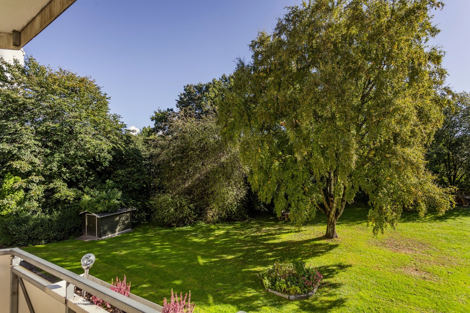 Boligen har en attraktiv beliggenhet med flott utsikt over områdets grøntarealer. Galleribilde