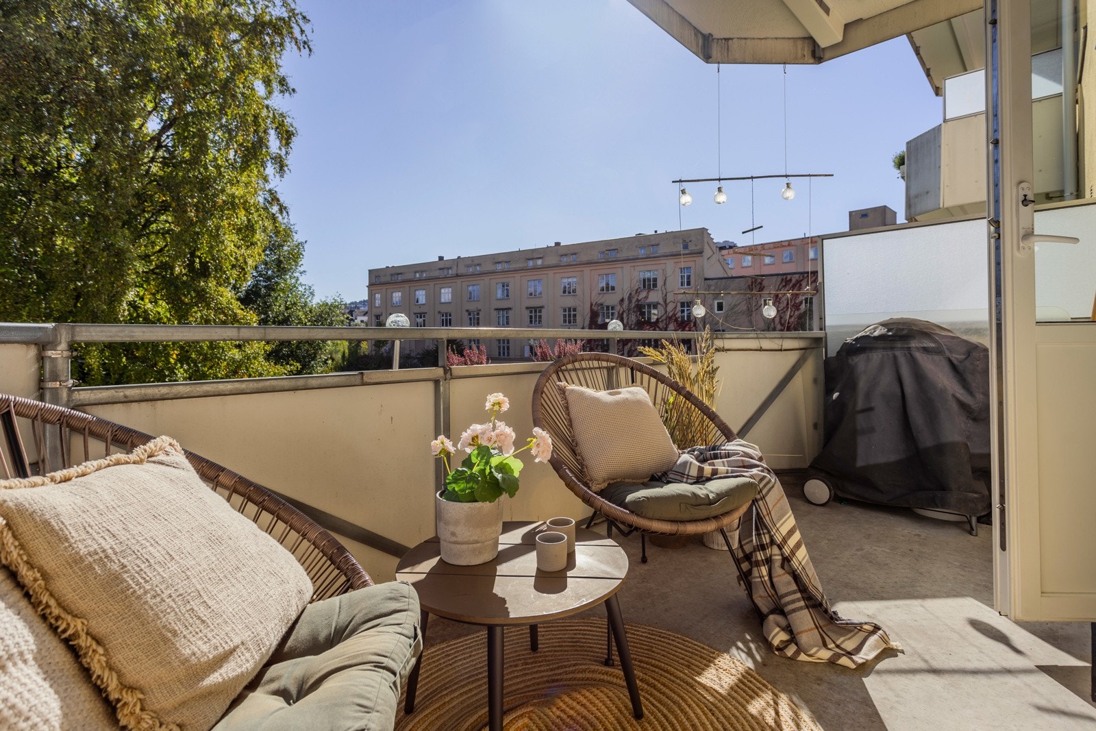 Her er det plass til store utemøbler, perfekt for sommerens hyggelige sammenkomster - og mulighet for grilling! Galleribilde