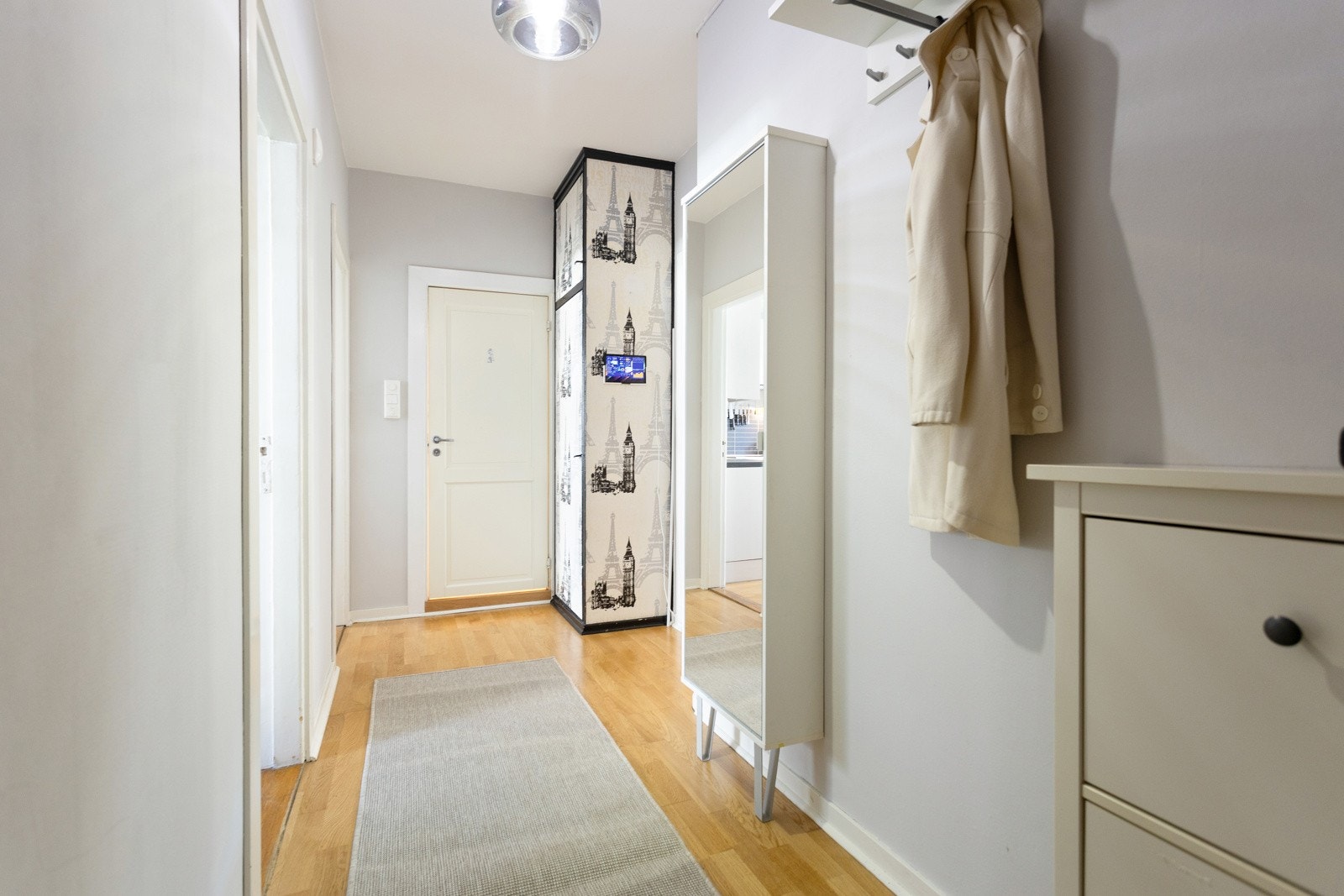 Entréen har åpen løsning mot stue og kjøkken hvor dagslyset fritt kan strømme gjennom. Galleribilde