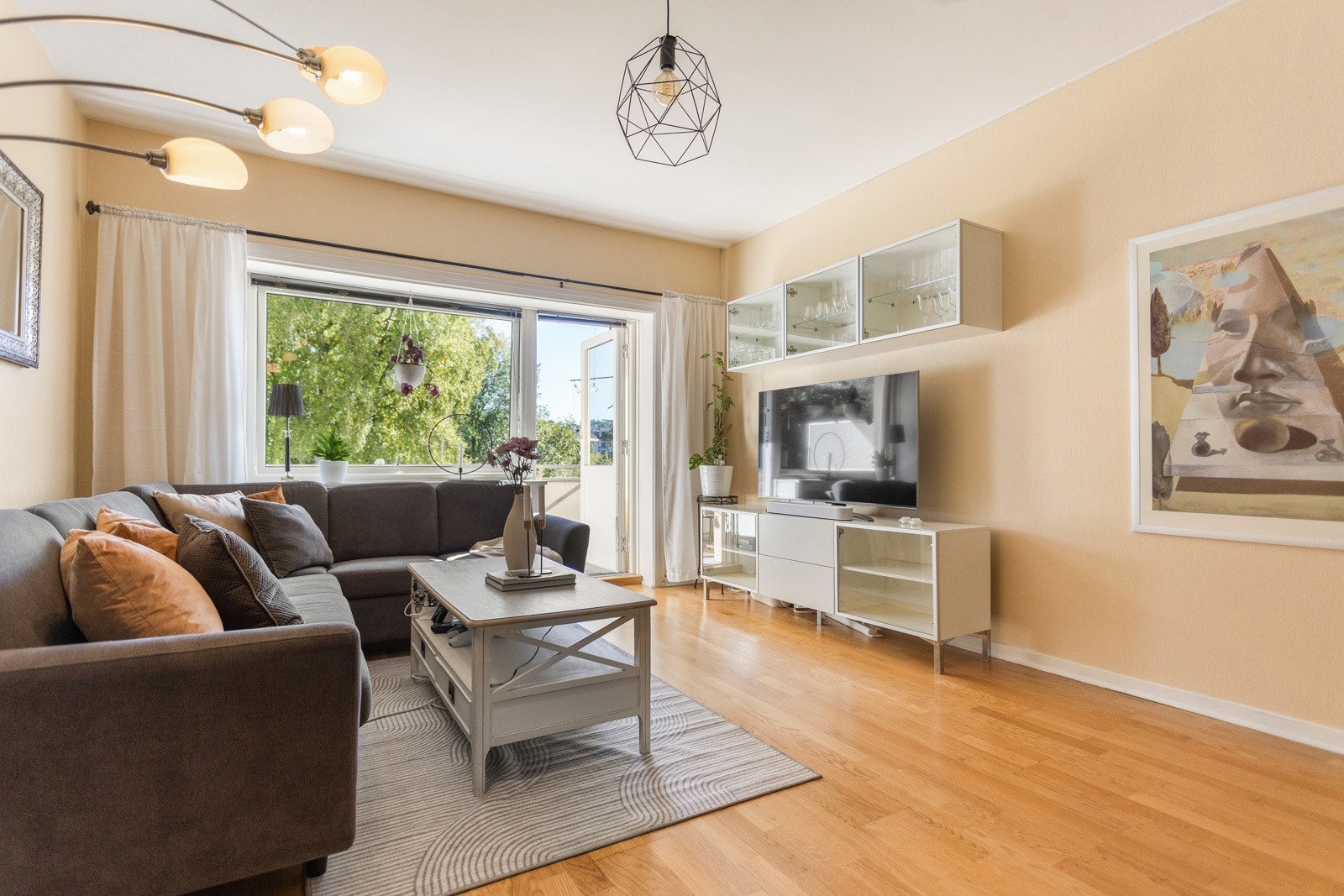 Her får du en åpen og innbydende stue for både hverdagskos og hyggelige sammenkomster. Det er god plass til en stor sofagruppe med bord og mediebenk. Galleribilde