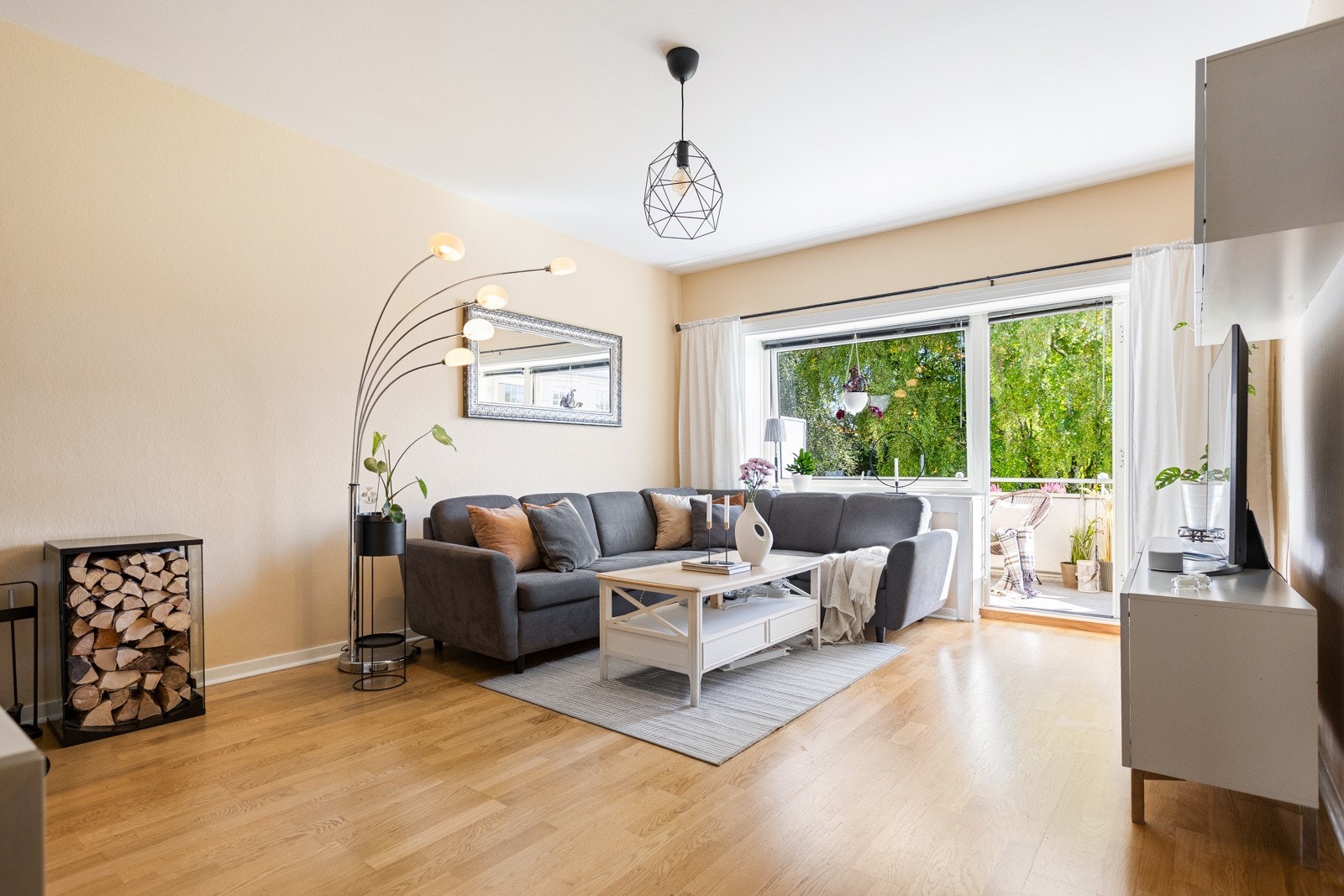 Sonja Damcevski Johansen v/ Proaktiv Properties har gleden av å presentere Ensjøsvingen 4B - En lys og gjennomgående 2-roms i 2. etg. med solrik balkong i et skjermet og rolig boligområde, sentralt i Oslo! Galleribilde