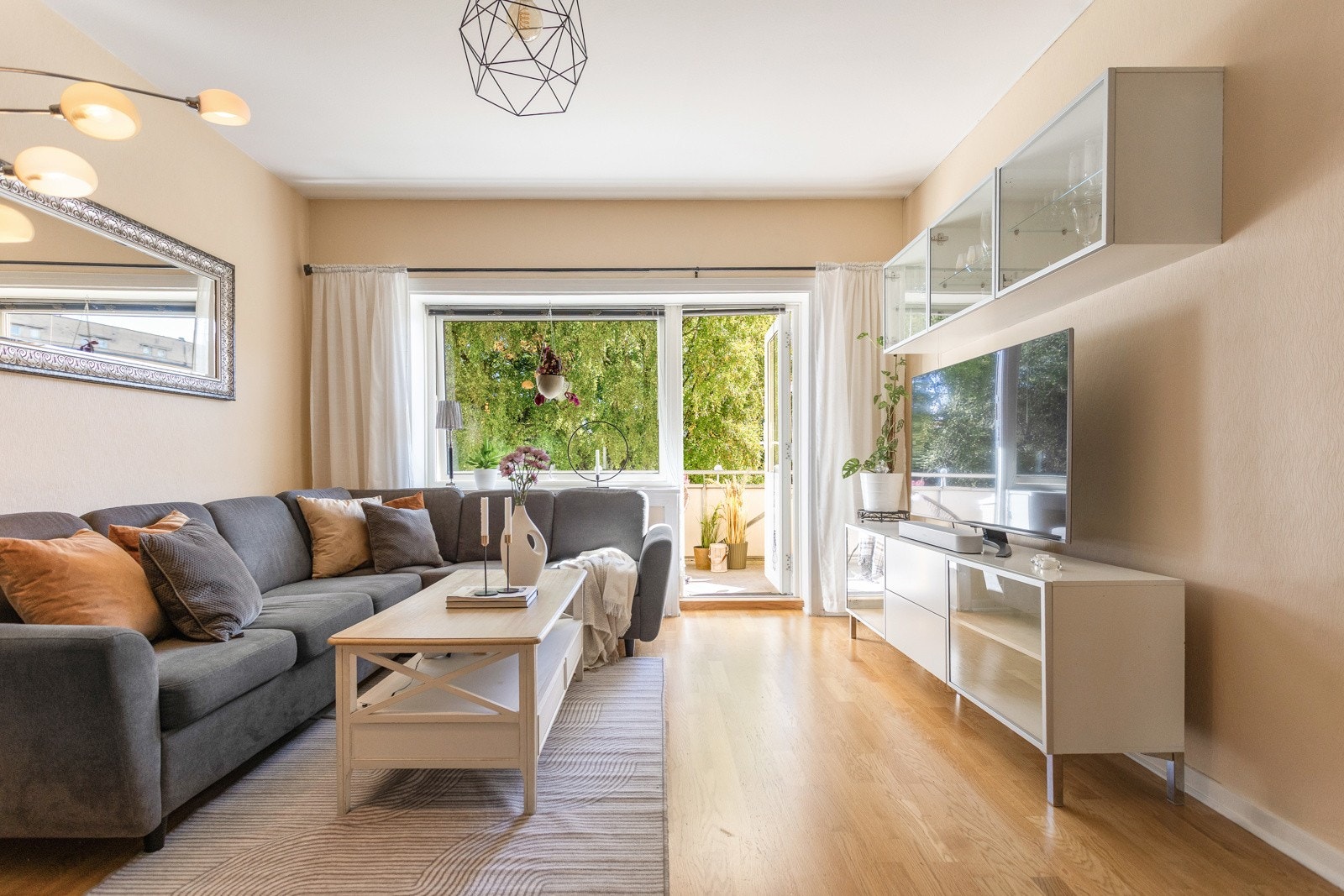 Stuen har ingen innsyn og oppleves som usjenert og privat! Galleribilde