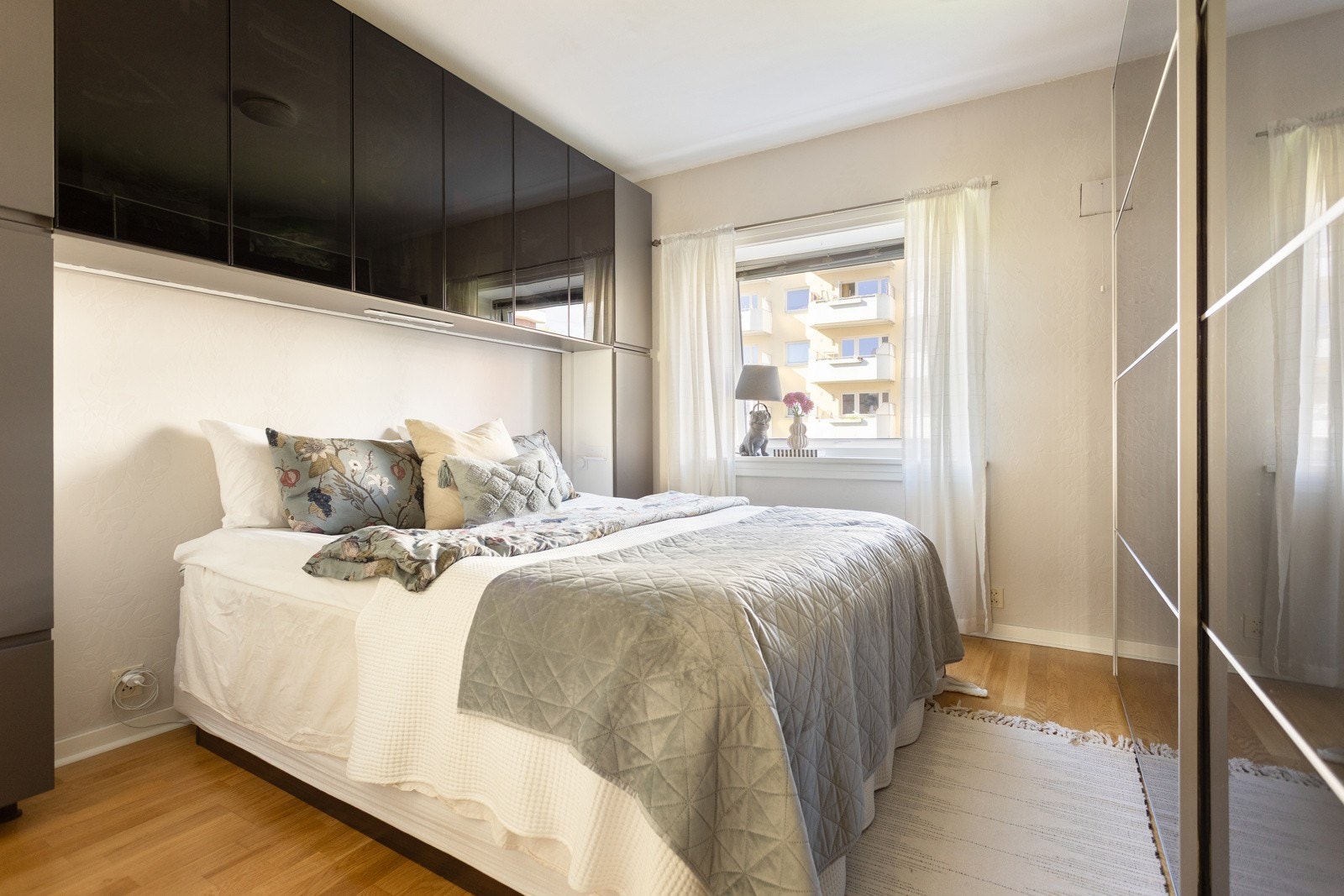 Soverommet oppleves som meget lyst og romslig med god plass til stor seng, nattbord og oppbevaringsmøblement. Rommet vender ut mot stille fellesarealer og inviterer til en god natts søvn. Galleribilde