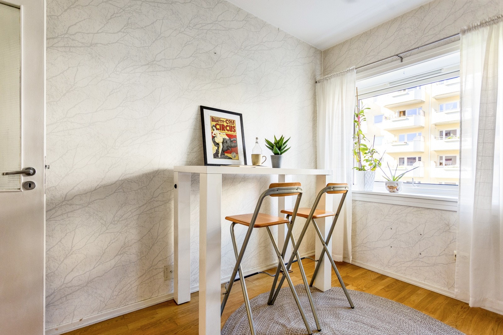 Hyggelig spiseplass ved vinduet gjør kjøkkenet til et naturlig sted for morgenkaffen. Galleribilde