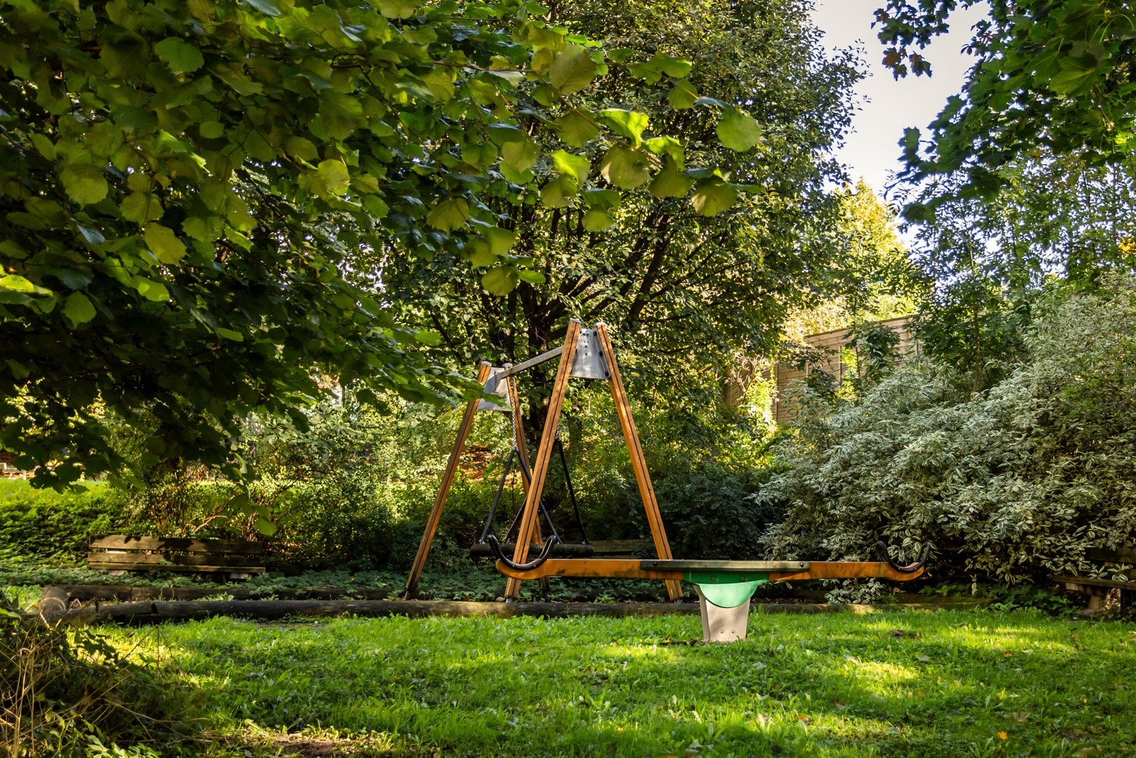 Barnevennlig nabolag med flere lekeplasser og sittegrupper. Galleribilde