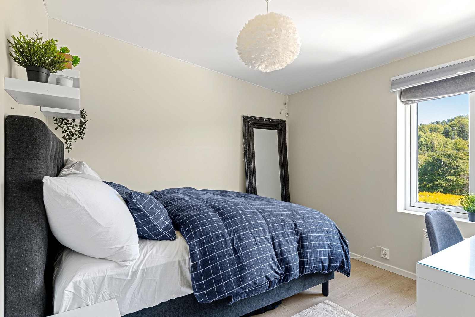 Lunt og behagelig soverom med plass til dobbeltseng og nattbord. Galleribilde