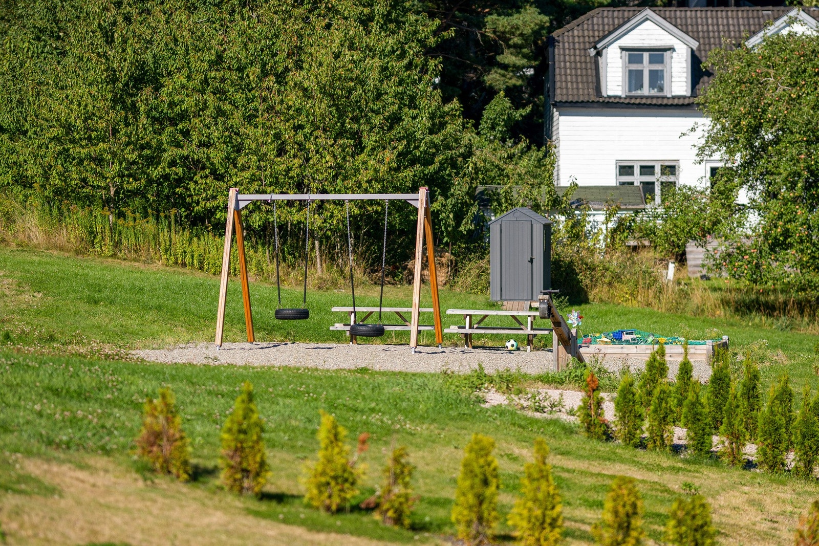 Lekeplass og sittebenker, perfekt for store og små. Galleribilde