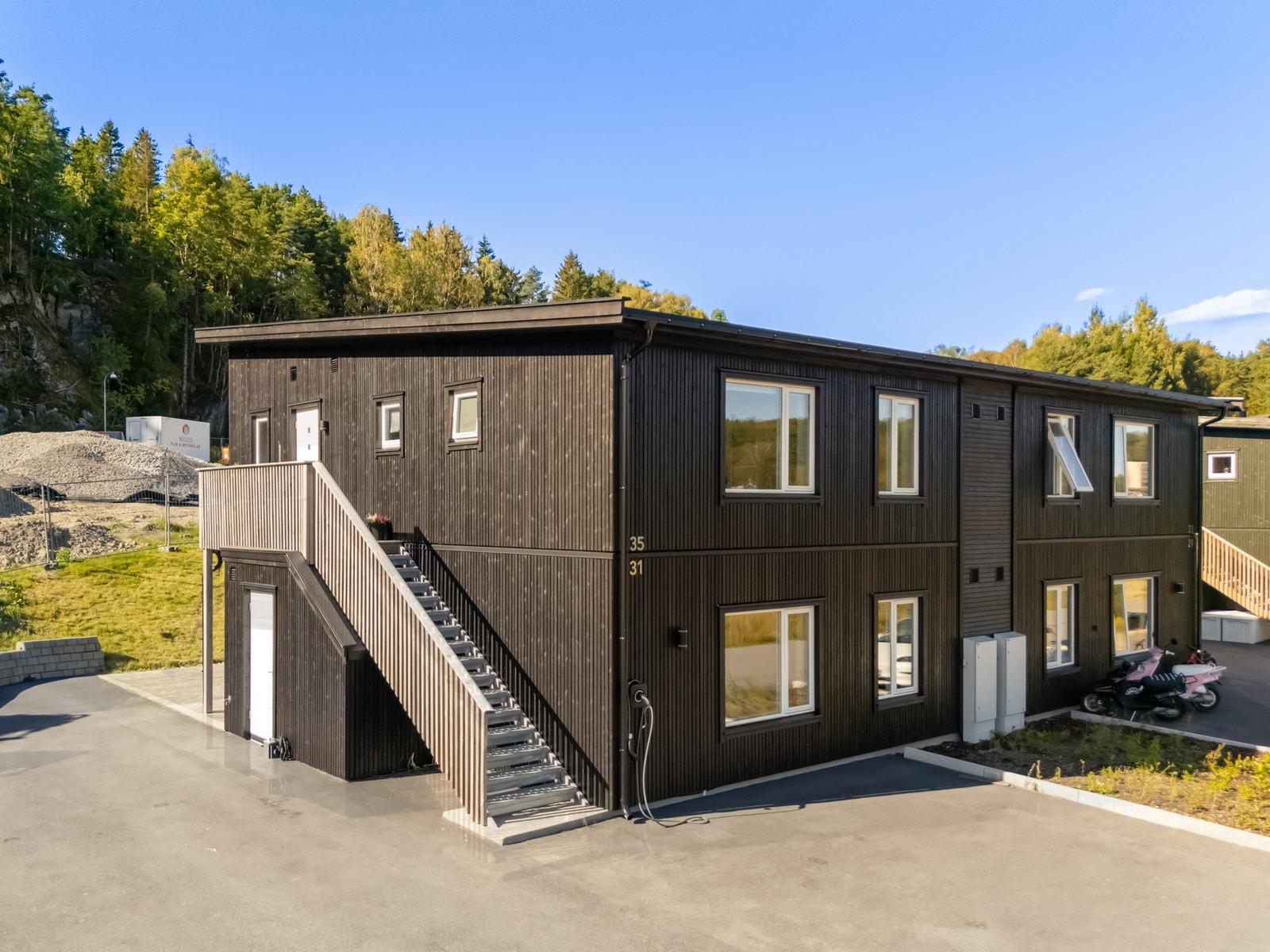 Det er parkering utenfor boligen på asfaltert biloppstillingsplass. Galleribilde