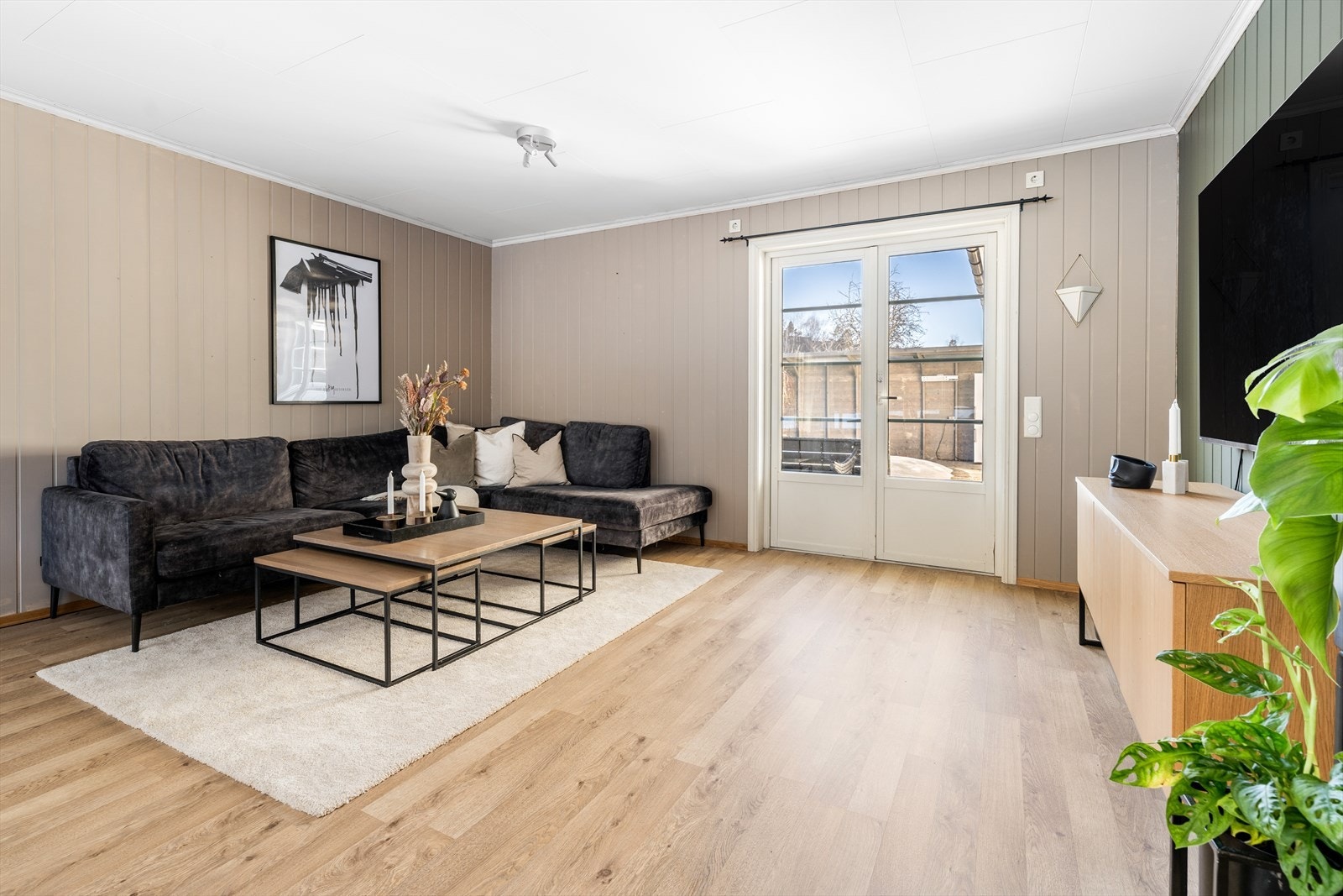 Stuen er en stor og flott vinkelstue med plass til flere sittegrupper. Her er det blant annet egen tv-krok med utgang til terrasse og hage via en to-fløyet verandadør. Galleribilde