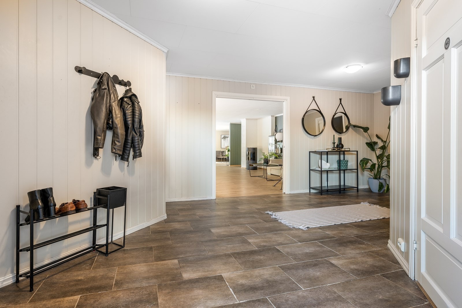 Entreen er romslig og har god plass til oppbevaring av sko og yttertøy. Det er praktiske flis på gulv. Galleribilde