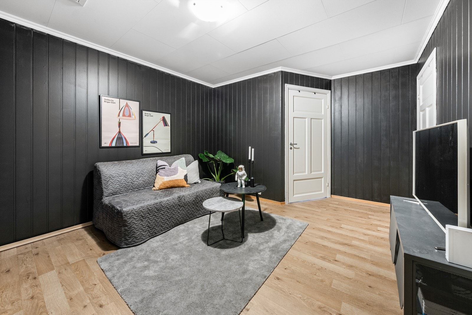 I tillegg til den store stuen har boligen en avskjermet og praktisk tv-stue del. Galleribilde