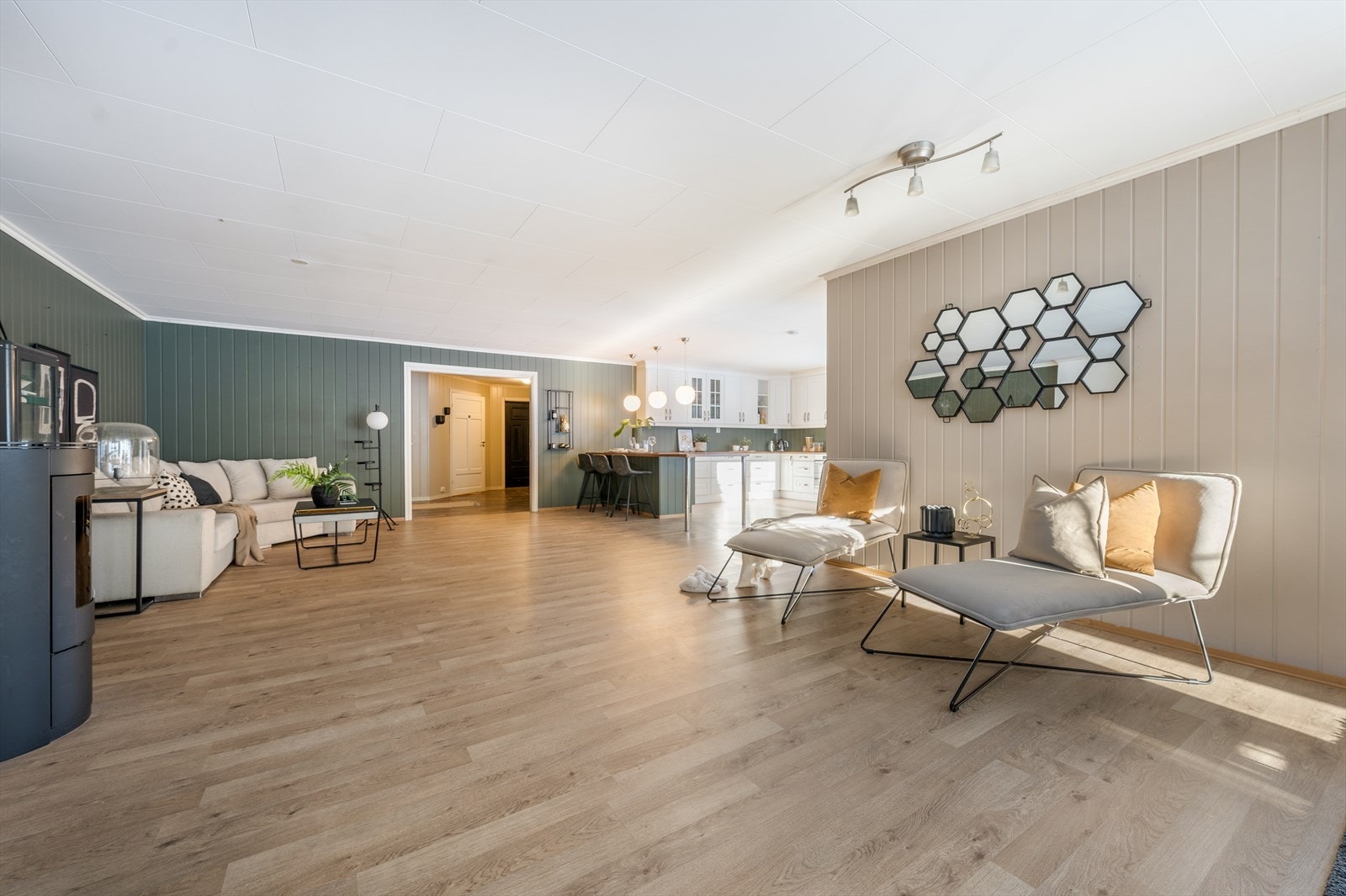 Ved kjøkkenet og peis-ovnen er det også plass til en sofagruppe. Galleribilde