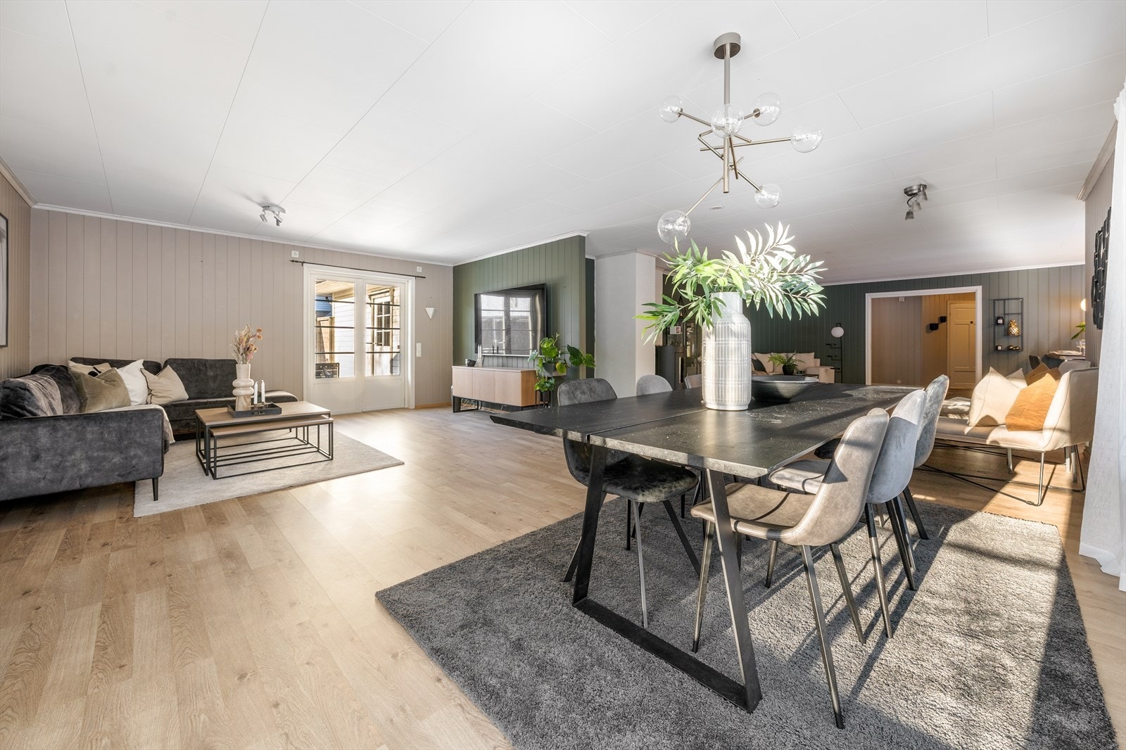 Her er det pene overflater med laminat, belegg og flis på gulv, samt malte flater og MDF-plater på vegger. Det er balansert ventilasjonsanlegg i boligen. MDF-panel i stue, kjøkken og soverom er malt i 2023. Galleribilde