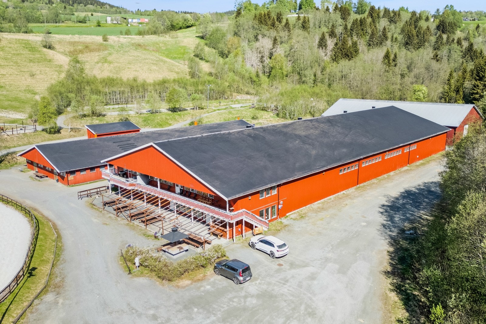 Administrasjonsbygg med bla. leilighet, hybel, storkjøkken, kafeteria og ridehall. Galleribilde