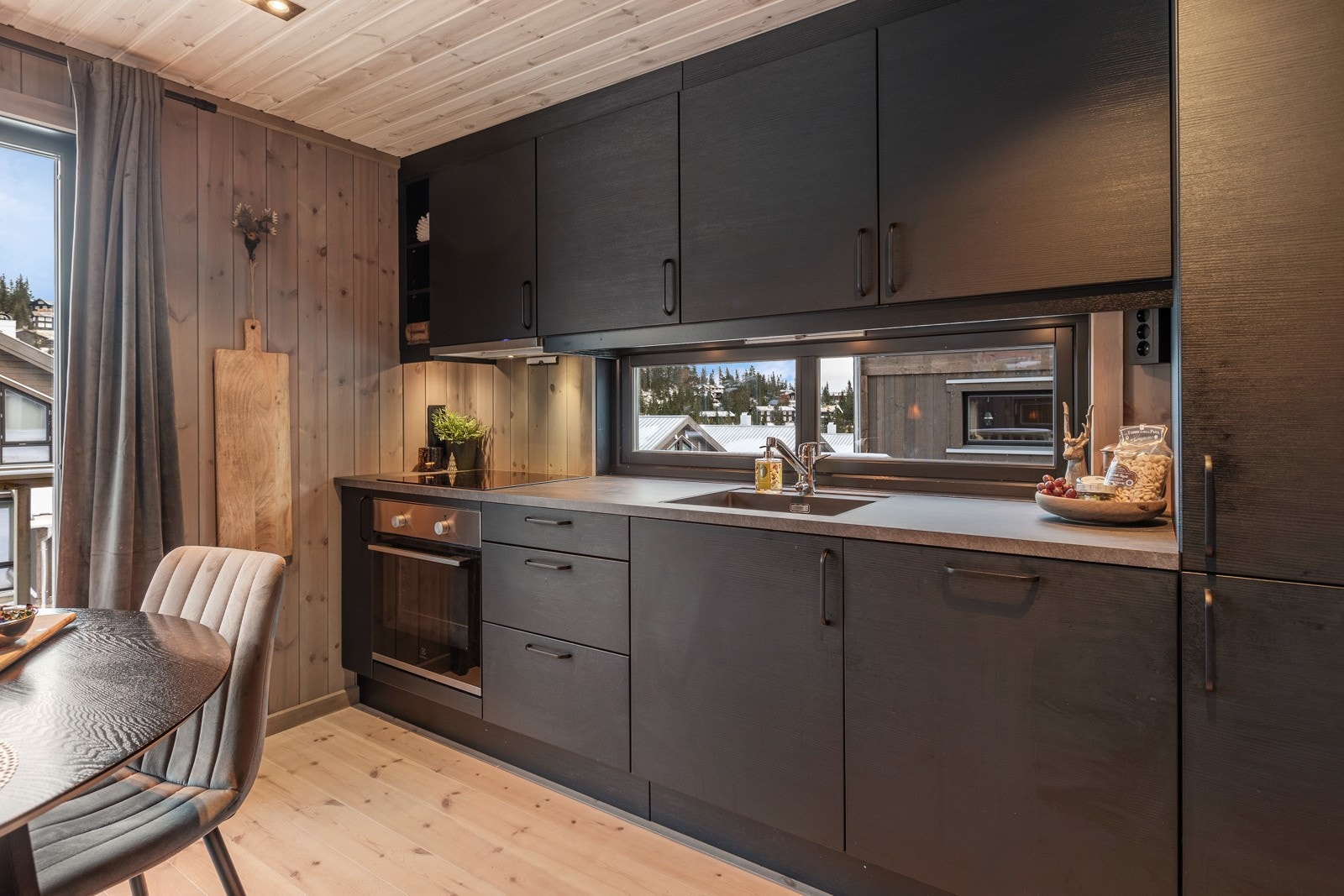 Kjøkkenet er innredet med kjøl/fryseskap, oppvaskmaskin, induksjonstopp og stekeovn. Det er montert komfyrvakt og vannstoppersystem. Galleribilde