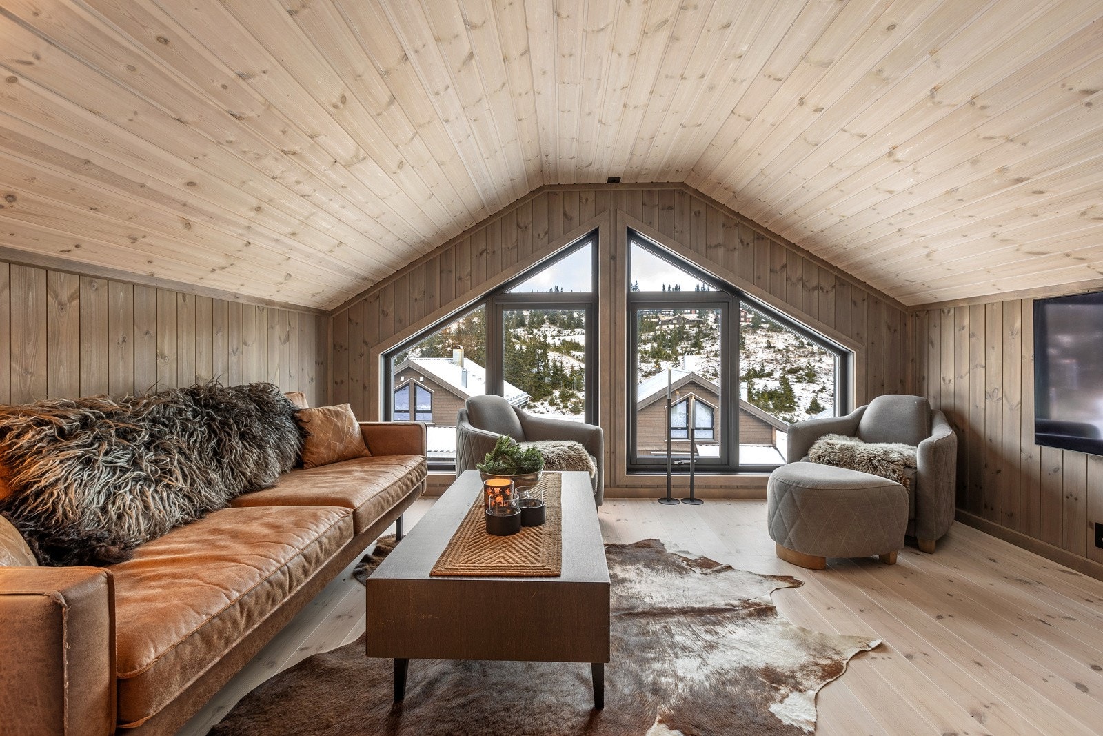 En herlig loftstue med fin utsikt utover fjellet. Galleribilde