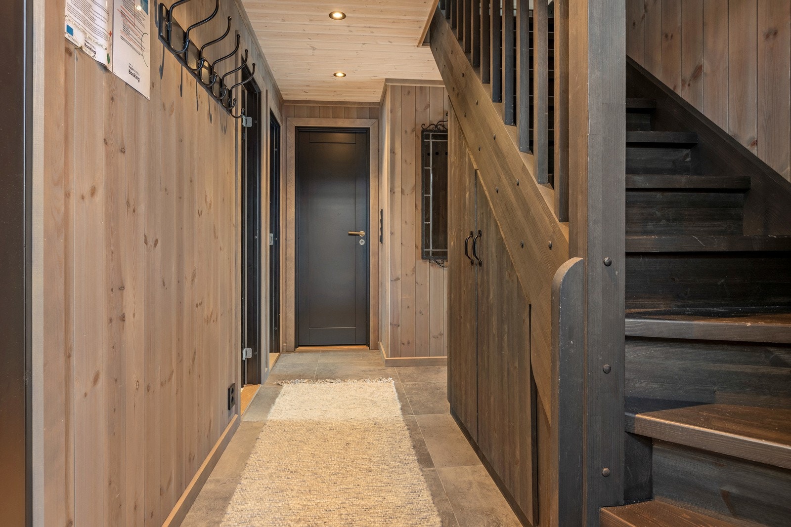 Det er lagt fliser med varme på gulv og trepanel på vegger og i tak. Galleribilde