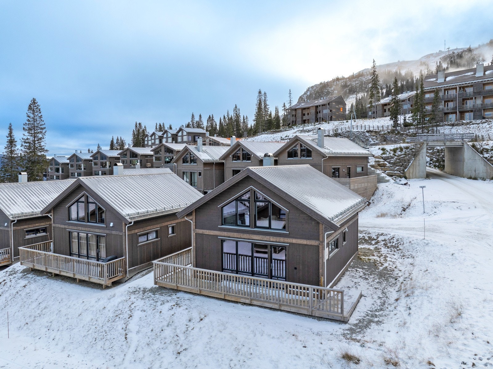 Beliggende som adressen tilsier; midt i bakken i herlige Kvitfjell. Her har du ski inn/-ut til Kvitfjells fantastiske alpinanlegg, milevis med turmuligheter både til beins, på sykkel og på ski rett utenfor døra. Galleribilde